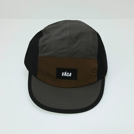 VAGA Pacer Cap ペーサーキャップ チャコール／ブラック／ブラウン 実物写真 正面 - ブラウンのフロントパネル中央の黒い高密度織りVAGAラベルと黒いサイドパネル - 山道具とULギアのお店 Ascend Lite