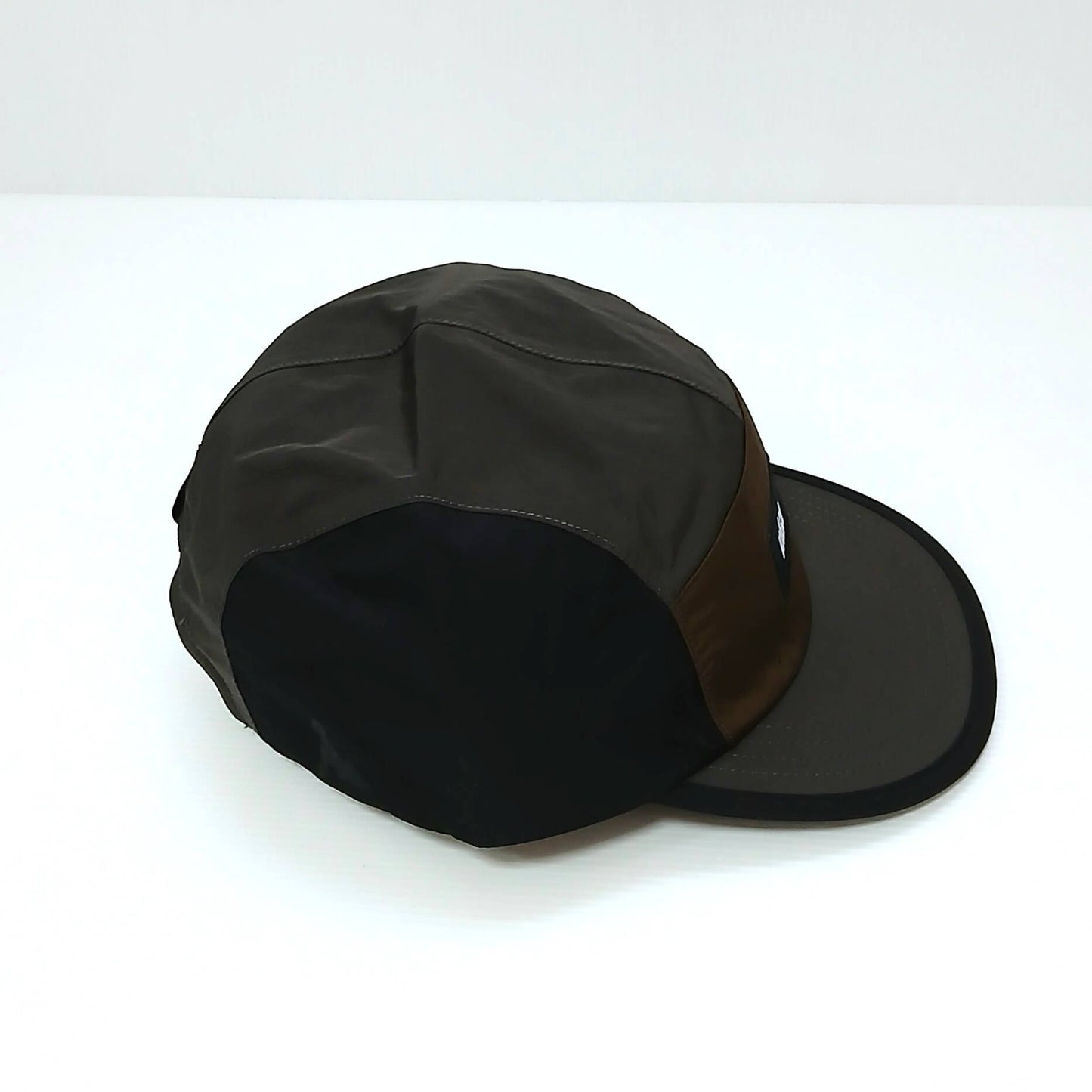 VAGA Pacer Cap ペーサーキャップ チャコール／ブラック／ブラウン 実物写真 斜め後ろ - 黒いサイドパネルとチャコールのトップパネル、縁を黒で処理したショートピーク - 山道具とULギアのお店 Ascend Lite