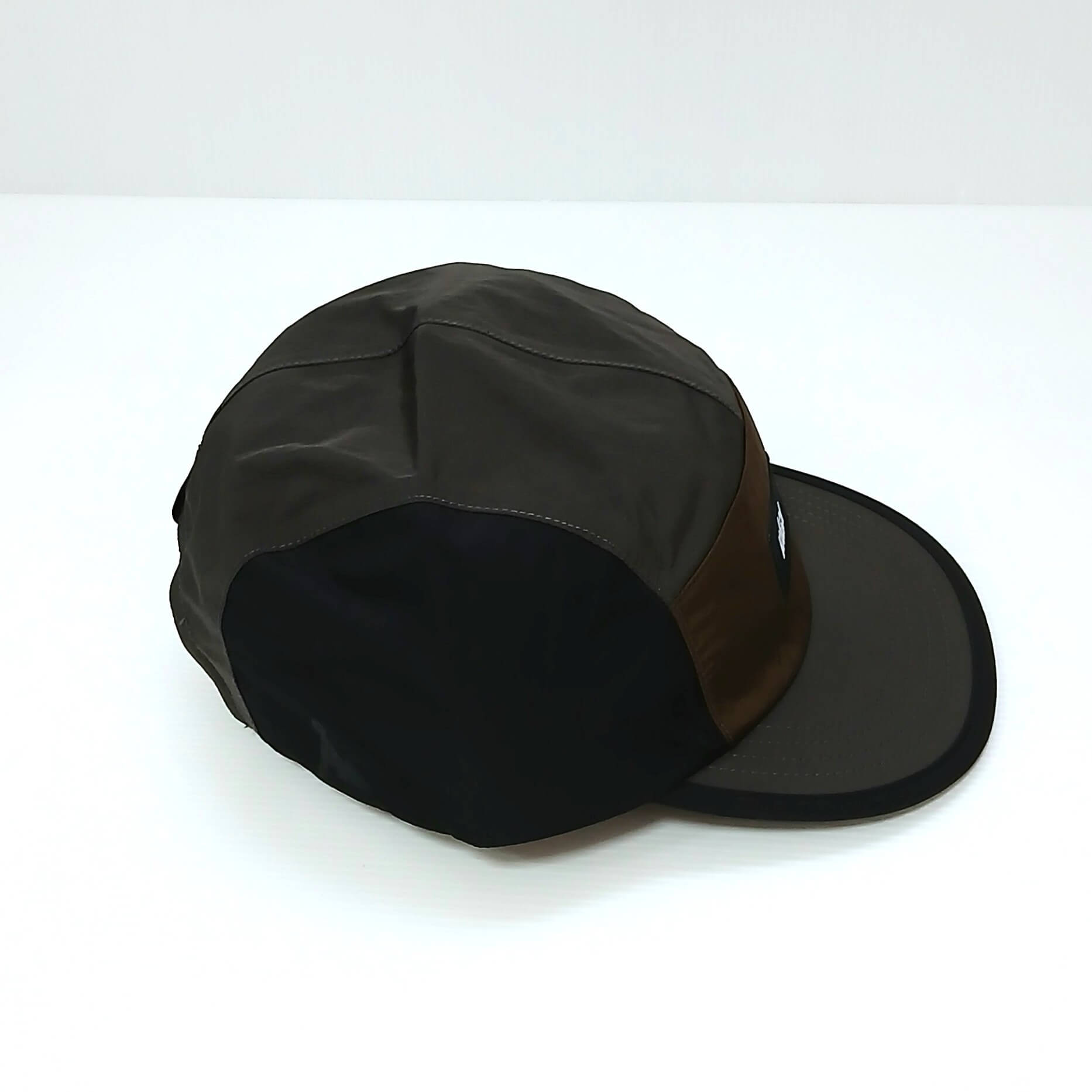 VAGA Pacer Cap ペーサーキャップ チャコール／ブラック／ブラウン 実物写真 斜め後ろ - 黒いサイドパネルとチャコールのトップパネル、縁を黒で処理したショートピーク - 山道具とULギアのお店 Ascend Lite