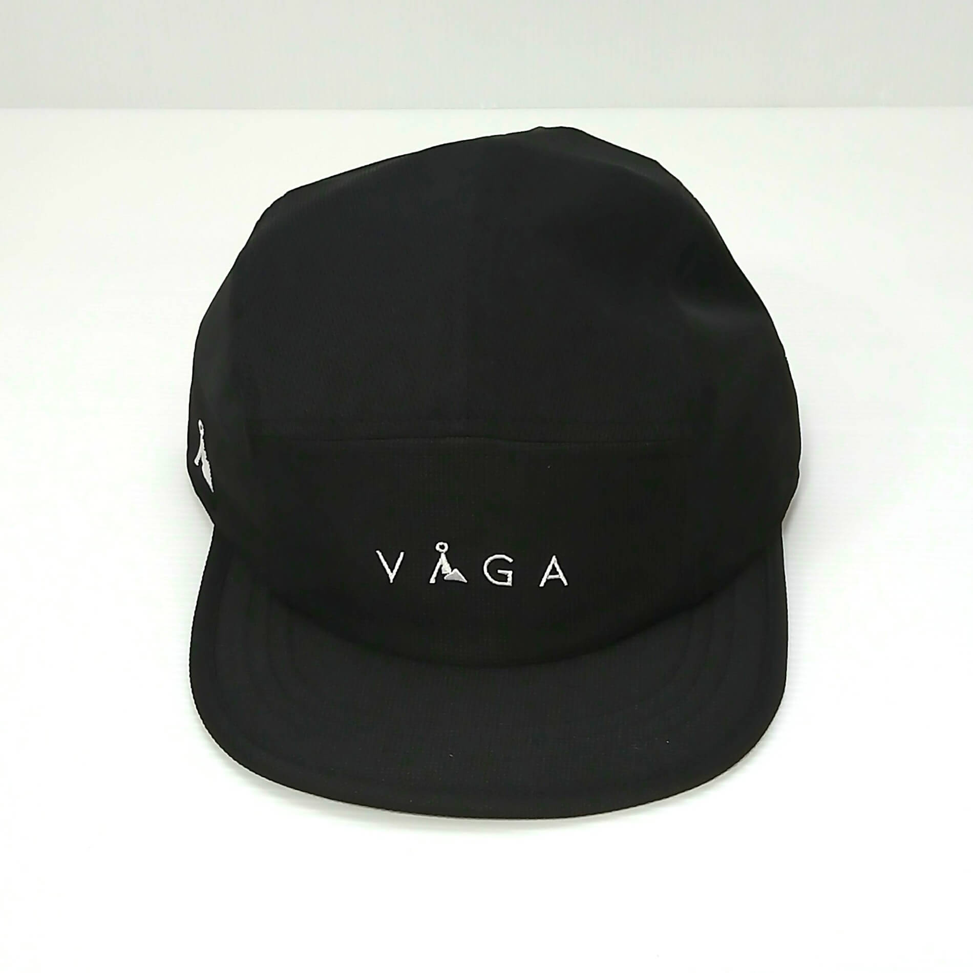 VAGA Club Cap クラブキャップ ストームブラック 実物写真 正面 - 5パネルクラウン中央の高密度織りVAGAラベル - 山道具とULギアのお店 Ascend Lite