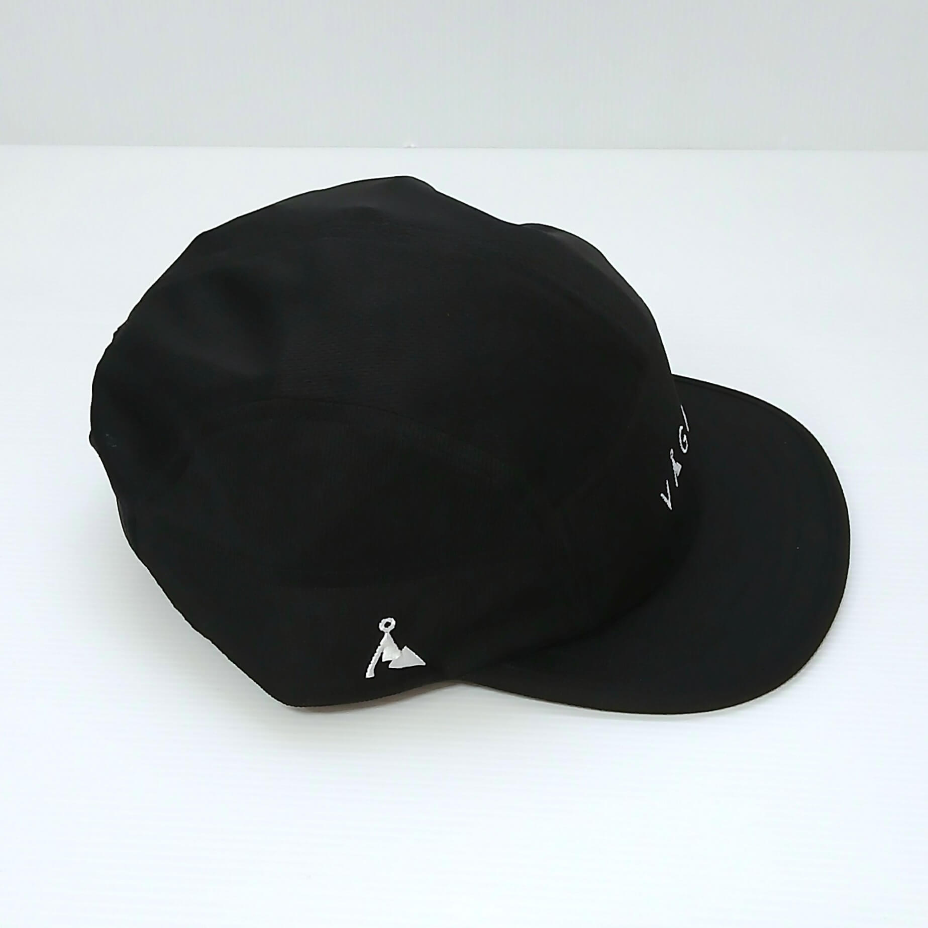 VAGA Club Cap クラブキャップ ストームブラック 実物写真 真横やや後ろ - サイドパネルの白い山型ロゴと前寄りのVAGAロゴ、ゆるく反った5cmショートピーク - 山道具とULギアのお店 Ascend Lite