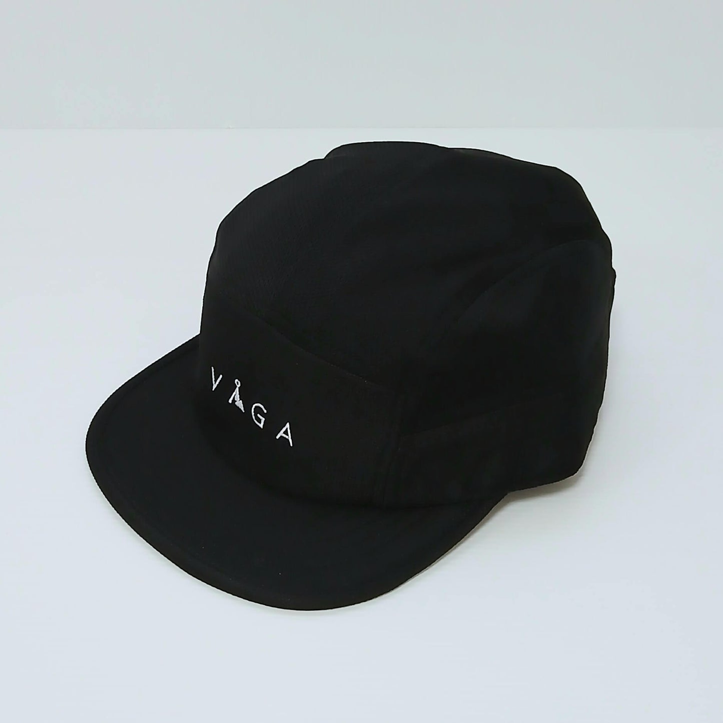 VAGA Club Cap クラブキャップ ストームブラック 実物写真 斜め前 - 浅めの5パネルクラウンとEVAソフト芯入りの5cmショートピーク - 山道具とULギアのお店 Ascend Lite