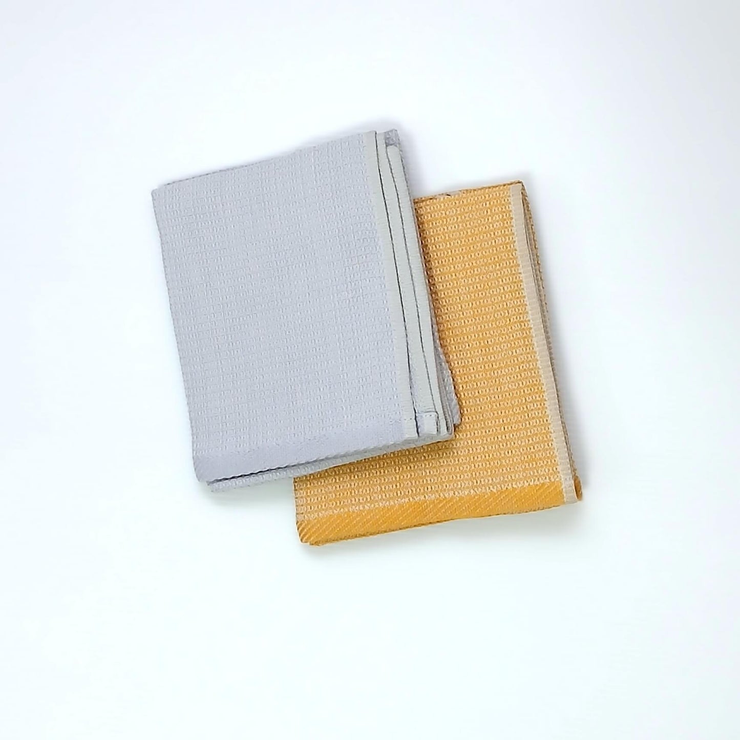 RIDGE MOUNTAIN GEAR Waffle Neck Wrap Towel ワッフルネックラップタオル Fog Blue と Dry Wheat の2色をたたんで斜めに重ね並べた色比較の実物写真 - 山道具とULギアのお店 Ascend Lite