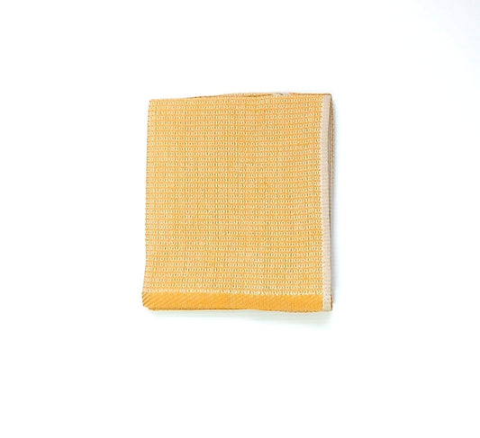 RIDGE MOUNTAIN GEAR Waffle Neck Wrap Towel ワッフルネックラップタオル Dry Wheat を四つ折りにして白背景に置いた俯瞰の実物写真 - 山道具とULギアのお店 Ascend Lite