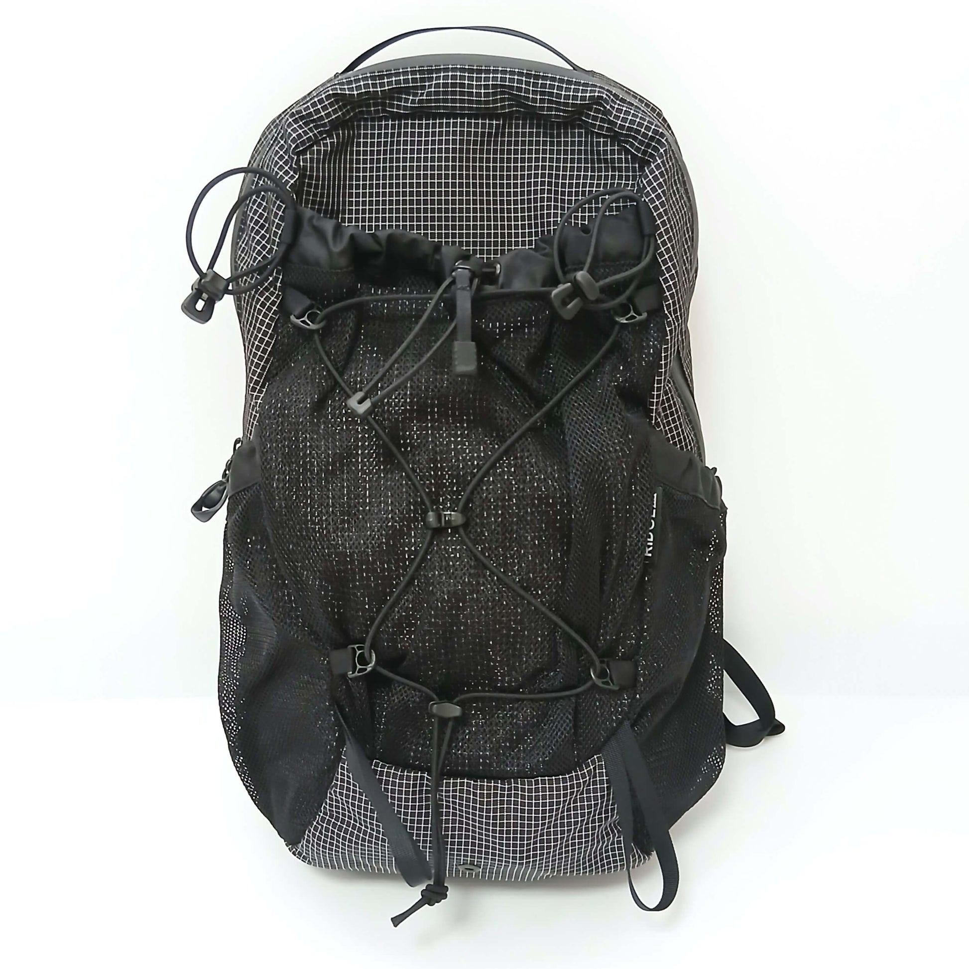 RIDGE MOUNTAIN GEAR One Mile MP ワンマイルMP Black 正面（フロントメッシュポケットとバンジーコード） - 山道具とULギアのお店 Ascend Lite