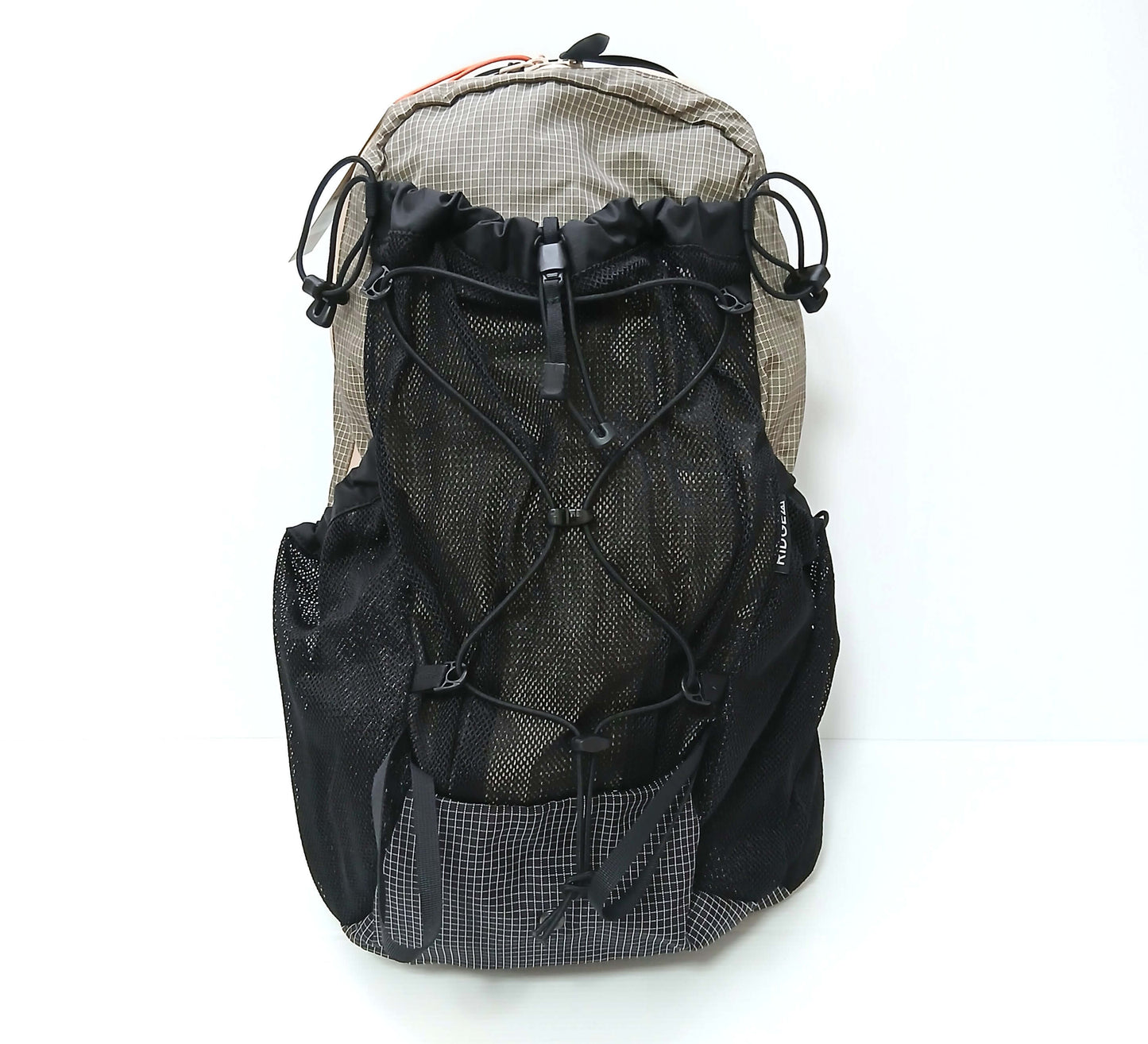 RIDGE MOUNTAIN GEAR One Mile MP ワンマイルMP Greige 正面全体（フロントメッシュポケットとX字のバンジーコード）の実物写真 - 山道具とULギアのお店 Ascend Lite