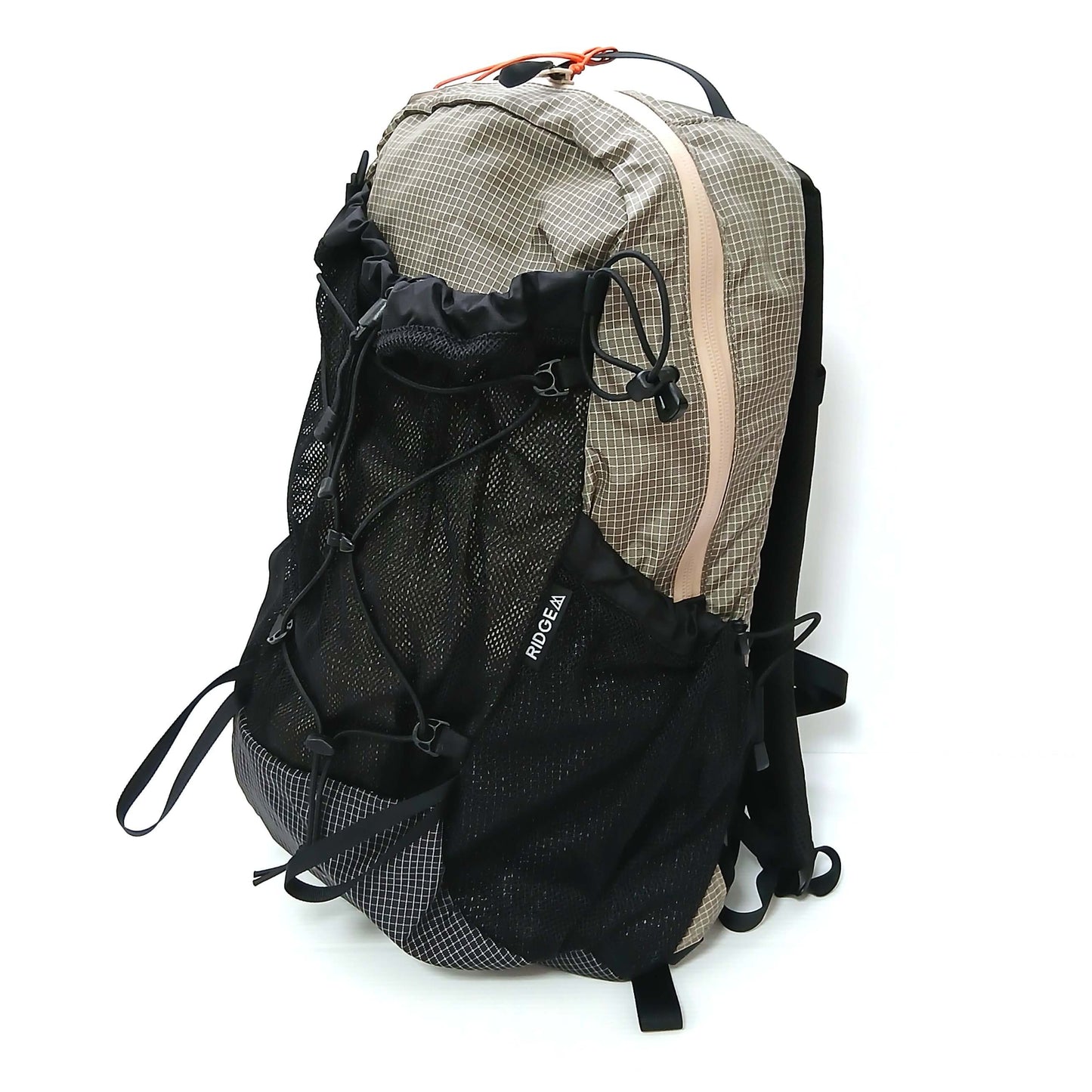 RIDGE MOUNTAIN GEAR One Mile MP ワンマイルMP Greige 斜め前から（マチのある側面と両サイドのボトルポケット）の実物写真 - 山道具とULギアのお店 Ascend Lite