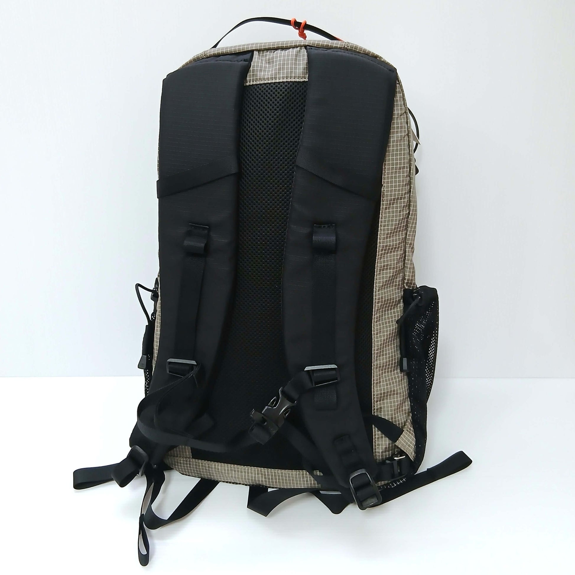 RIDGE MOUNTAIN GEAR One Mile MP ワンマイルMP Greige 背面（ショルダーハーネスと背面パネル） - 山道具とULギアのお店 Ascend Lite