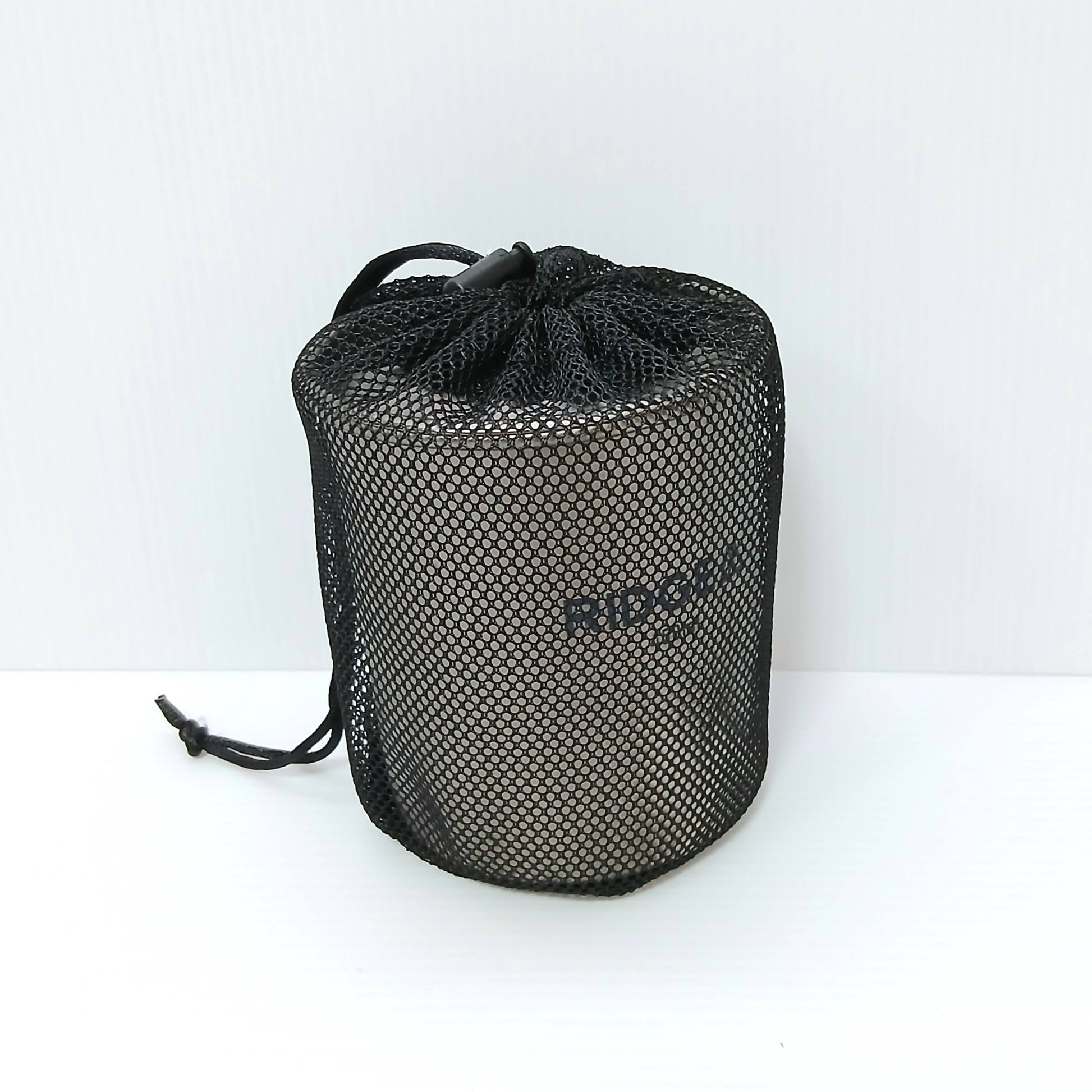 RIDGE MOUNTAIN GEAR Titanium Mug 450ml チタンマグ450ml 付属のメッシュ収納袋に入れた状態 - 山道具とULギアのお店 Ascend Lite