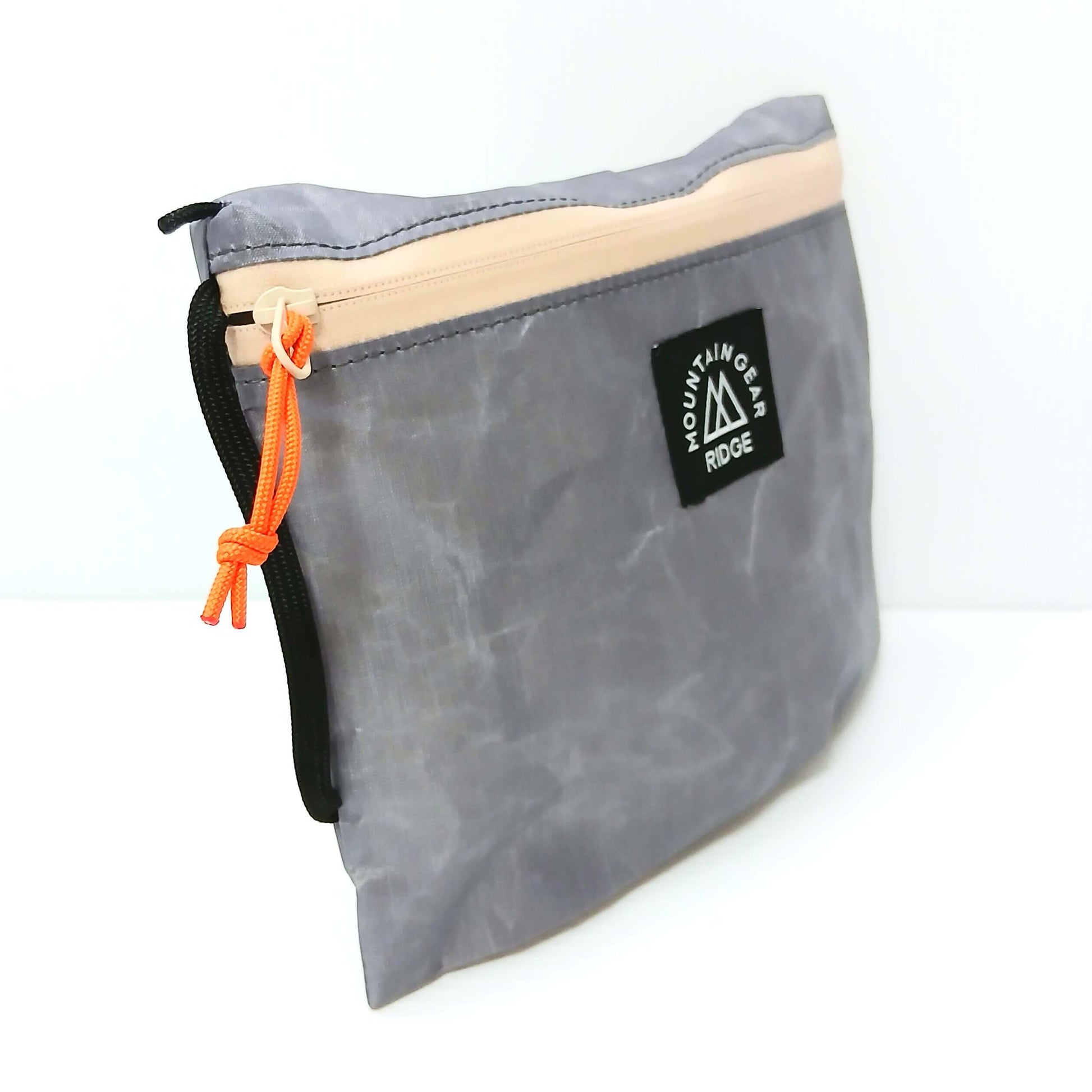 RIDGE MOUNTAIN GEAR Travel Pouch Plus トラベルポーチプラス Nickel Grey マチを広げて立てた状態 - 山道具とULギアのお店 Ascend Lite