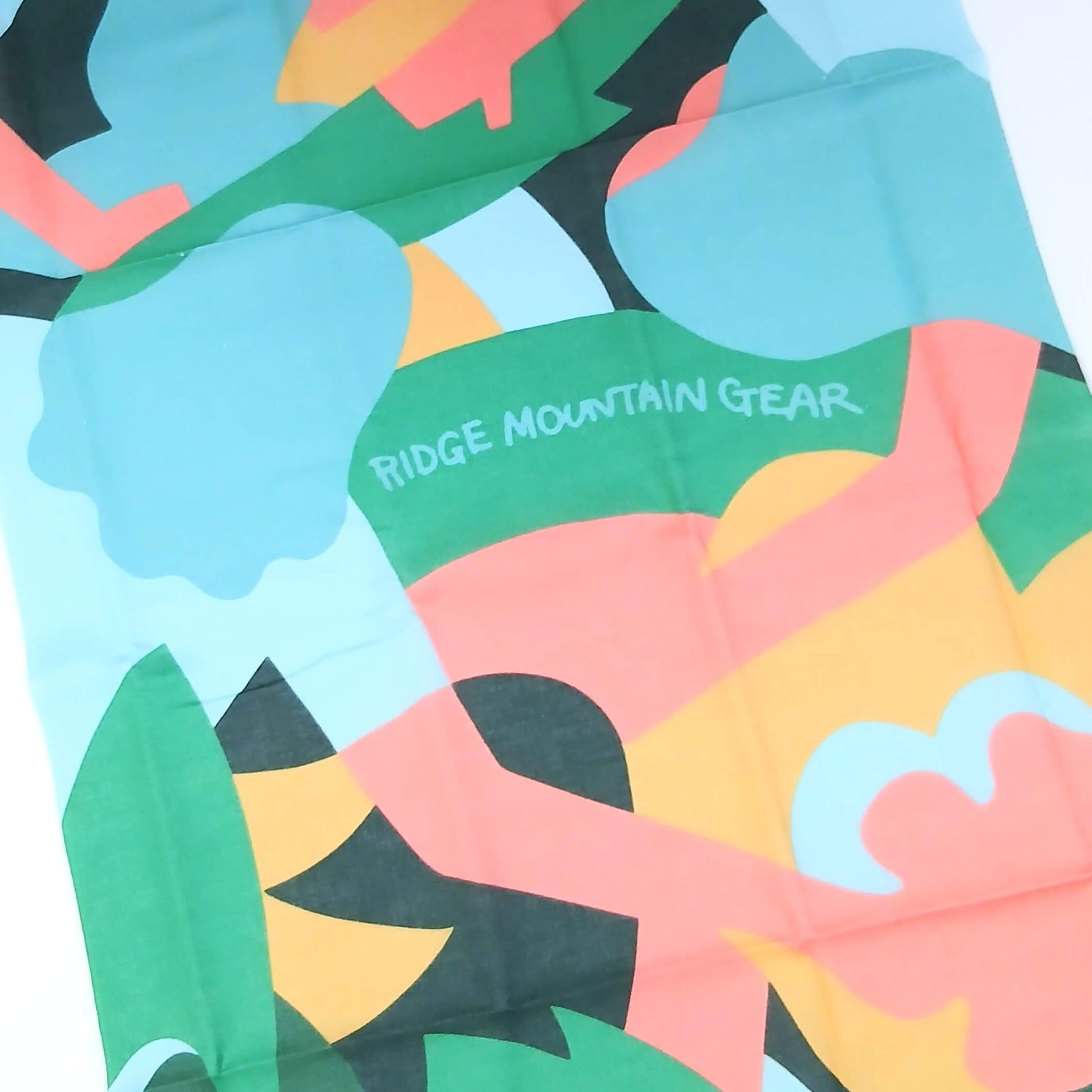 RIDGE MOUNTAIN GEAR JUN OSON×RIDGE Tenugui 手ぬぐい プリント柄と RIDGE MOUNTAIN GEAR ロゴの拡大（実物写真） - 山道具とULギアのお店 Ascend Lite