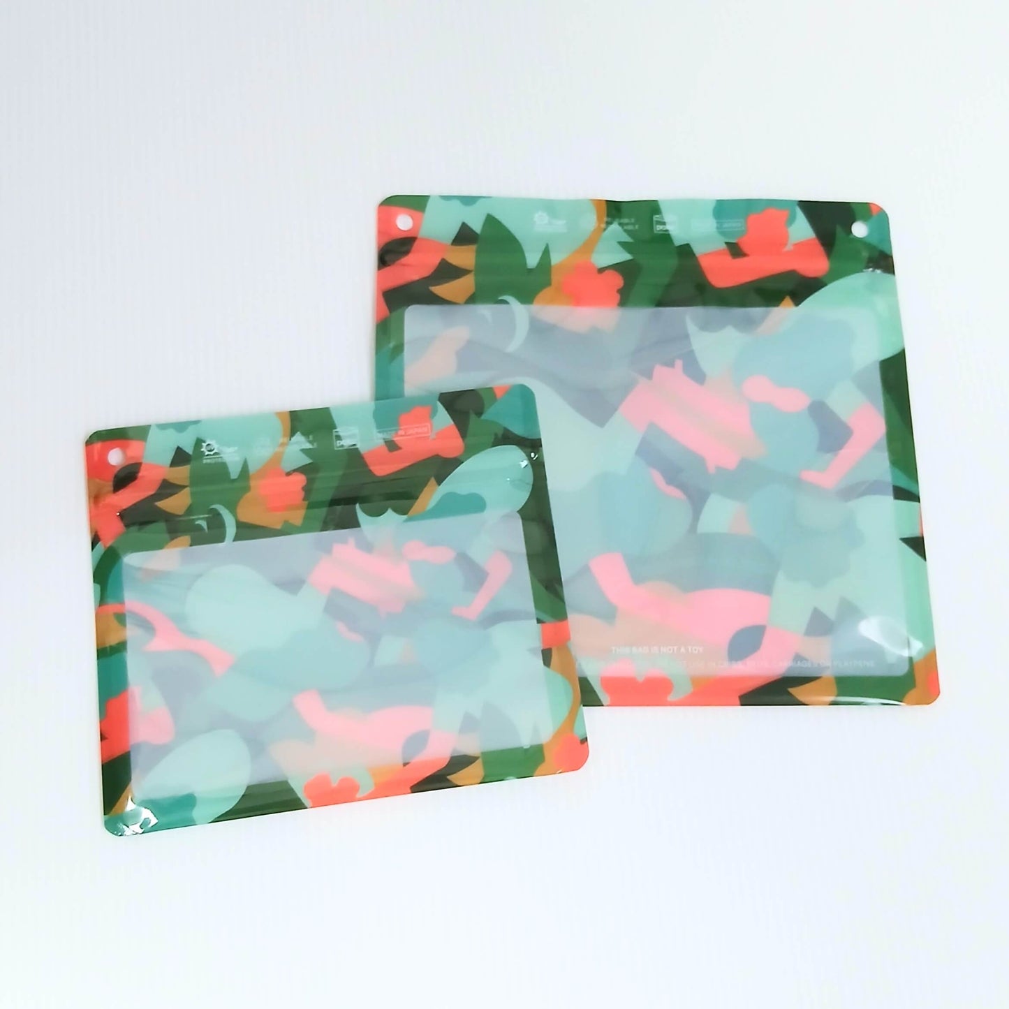 RIDGE MOUNTAIN GEAR JUN OSON×RIDGE Pake 2-Pack Set パケ 2枚セット 大小2サイズのジップバッグを白背景に斜めに並べた全体の実物写真 - 山道具とULギアのお店 Ascend Lite