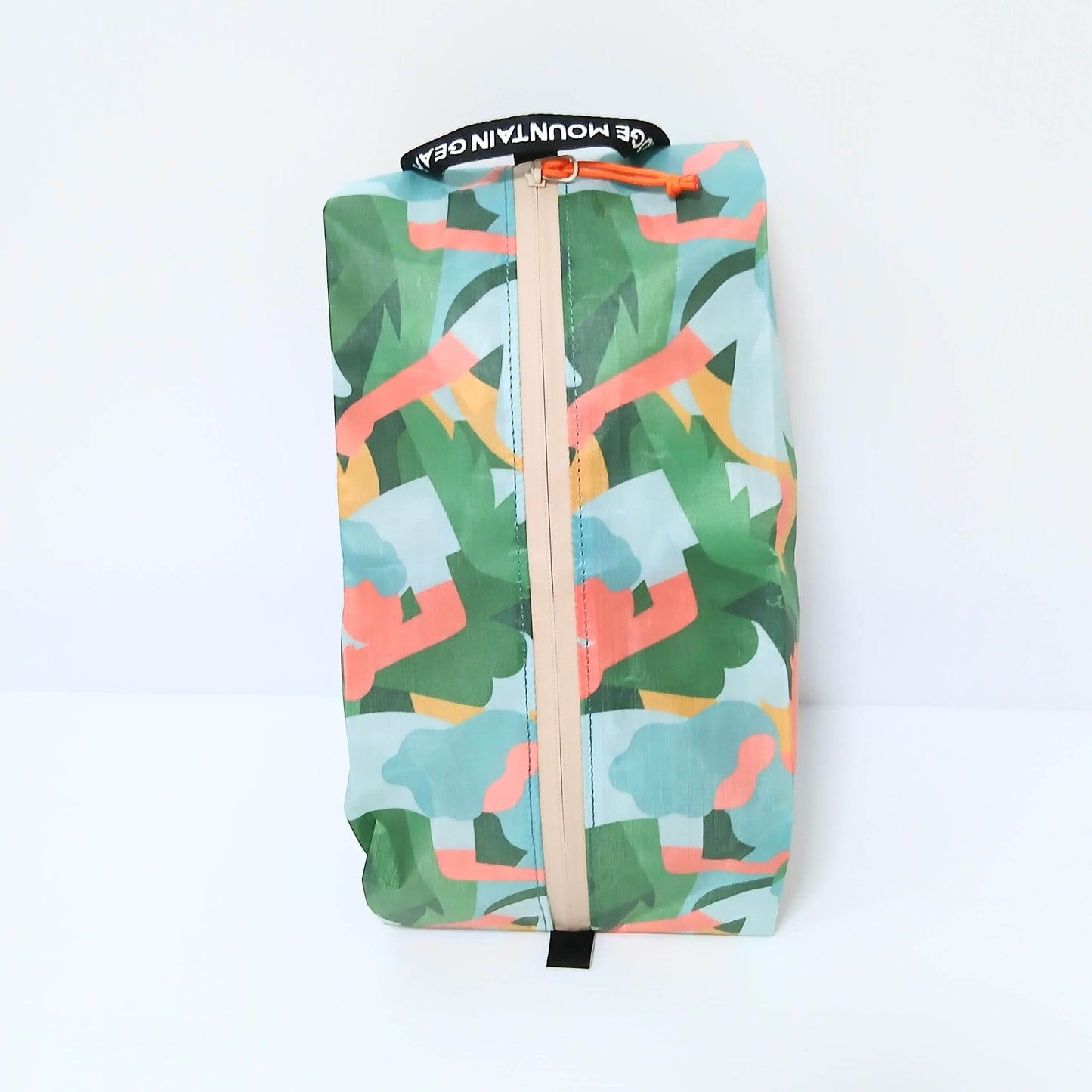 RIDGE MOUNTAIN GEAR JUN OSON×RIDGE Case M ケースM プリント柄本体を正面から見た全体像（ベージュの止水ファスナーとオレンジのジッパープル）の実物写真 - 山道具とULギアのお店 Ascend Lite