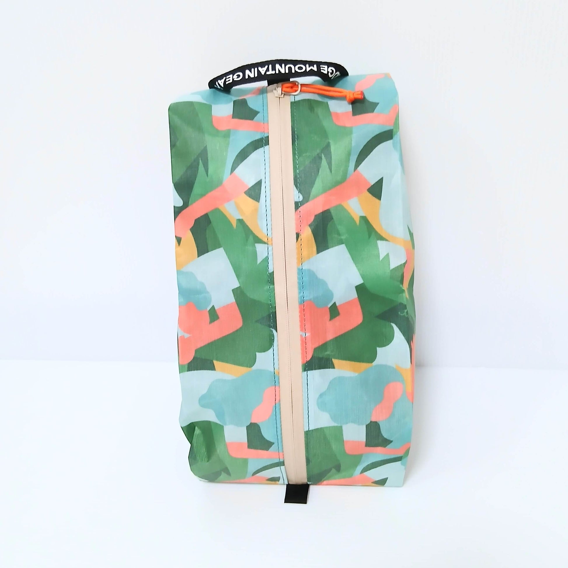 RIDGE MOUNTAIN GEAR JUN OSON×RIDGE Case M ケースM プリント柄本体を正面から見た全体像（ベージュの止水ファスナーとオレンジのジッパープル）の実物写真 - 山道具とULギアのお店 Ascend Lite