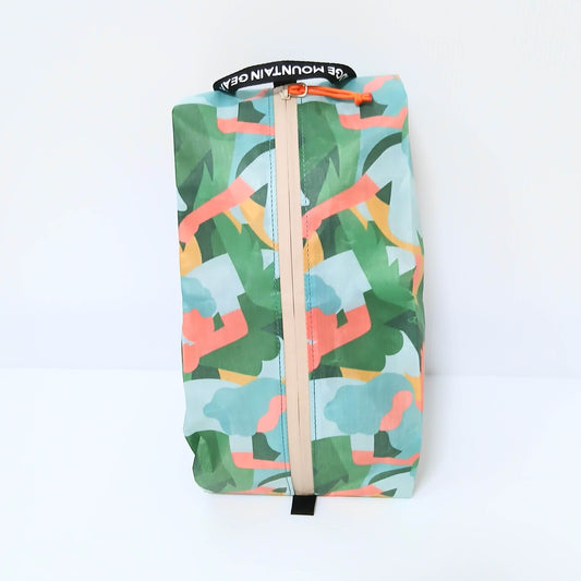RIDGE MOUNTAIN GEAR JUN OSON×RIDGE Case M ケースM プリント柄本体を正面から見た全体像（ベージュの止水ファスナーとオレンジのジッパープル）の実物写真 - 山道具とULギアのお店 Ascend Lite