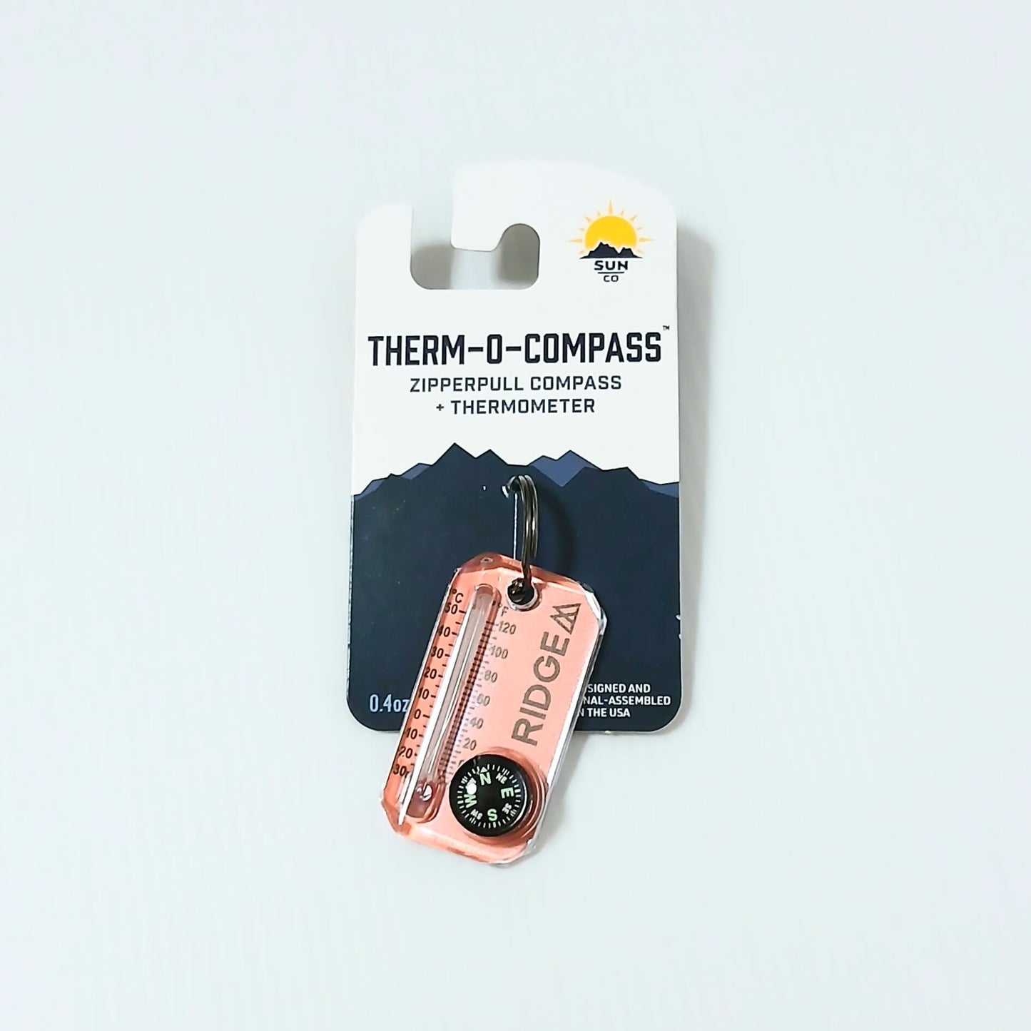 RIDGE MOUNTAIN GEAR Therm-o-compass サーモコンパス Bubblegum（ピンク）パッケージ台紙に取り付けた状態の実物写真 - 山道具とULギアのお店 Ascend Lite