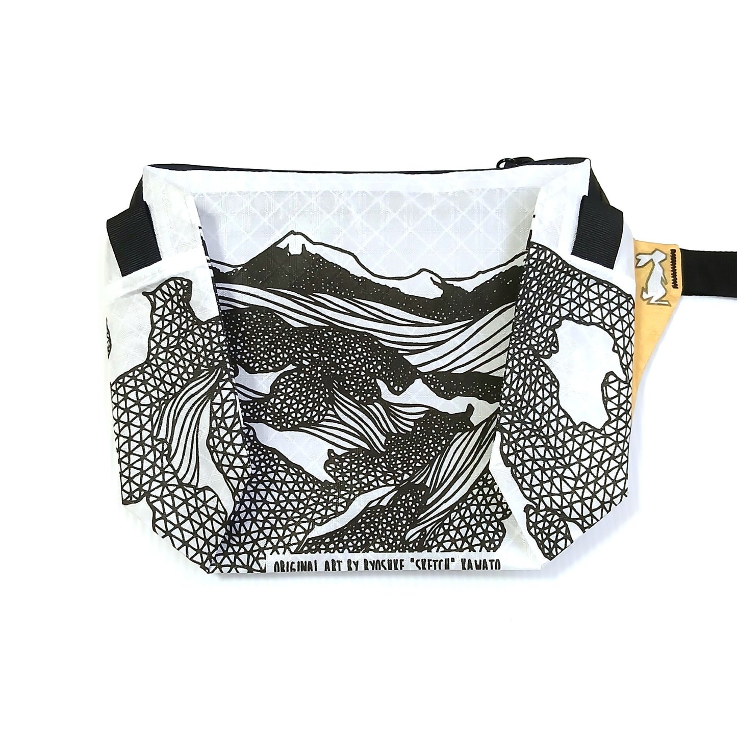 High Tail Designs The Ultralight Fanny Pack ファニーパック Low Poly 白地に黒一色で山並みと三角形メッシュを描いた柄の正面全体と、下端のアーティストクレジット印字の実物写真 - 山道具とULギアのお店 Ascend Lite