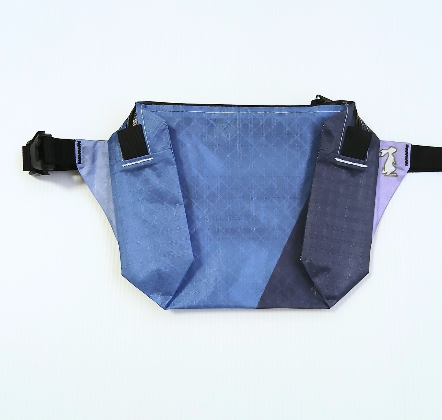 High Tail Designs The Ultralight Fanny Pack ファニーパック Monochrome Dusk ブルー本体にネイビーの右サイドポケットとラベンダーを重ねた配色の正面全体と、左に伸びるバックル付きウエストストラップの実物写真 - 山道具とULギアのお店 Ascend Lite