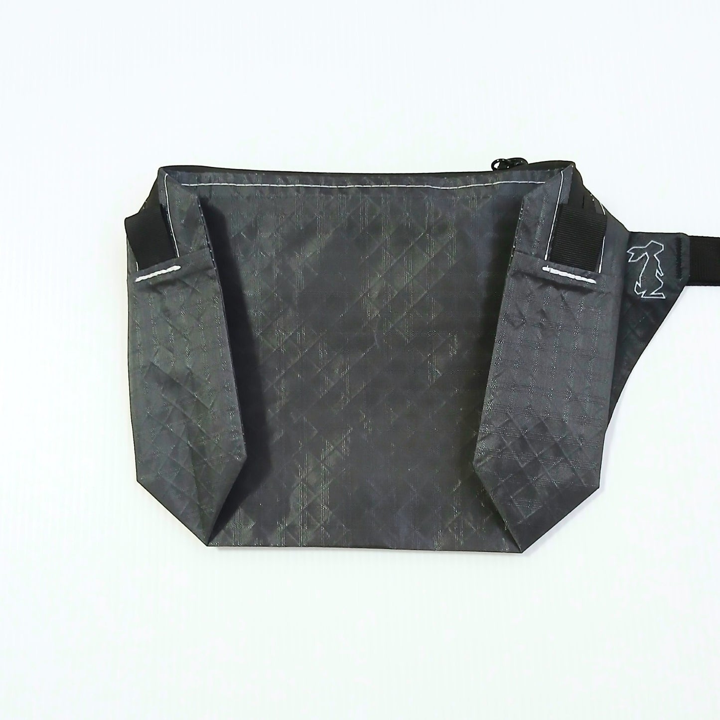 High Tail Designs The Ultralight Fanny Pack ファニーパック Ink 光沢のある黒無地の正面全体と、うっすら浮かぶ斜め格子の織り目・上端の黒いジッパーの実物写真 - 山道具とULギアのお店 Ascend Lite