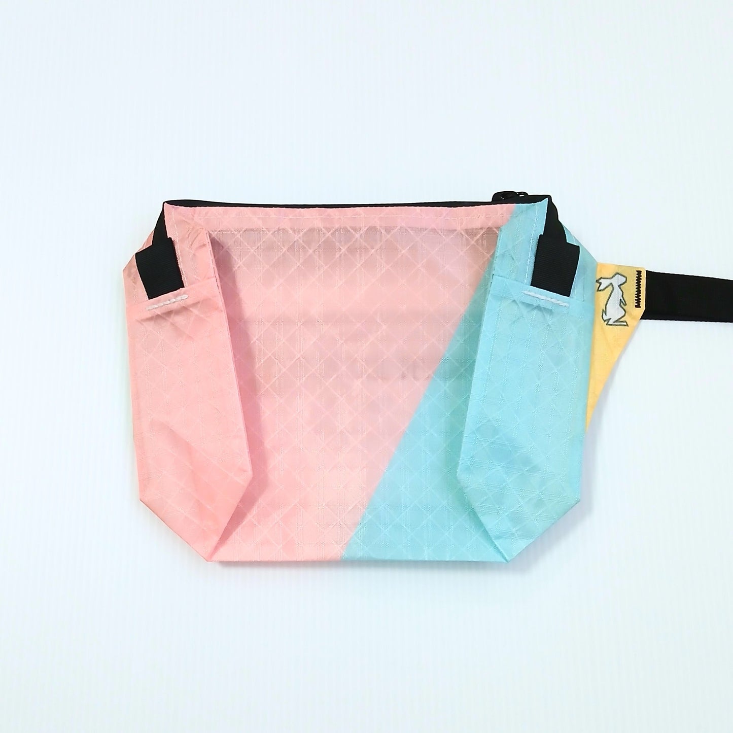 High Tail Designs The Ultralight Fanny Pack ファニーパック Pastel ピンクとライトブルーの斜め切り替えにイエローのストラップ基部を合わせた3色配色の正面全体の実物写真 - 山道具とULギアのお店 Ascend Lite