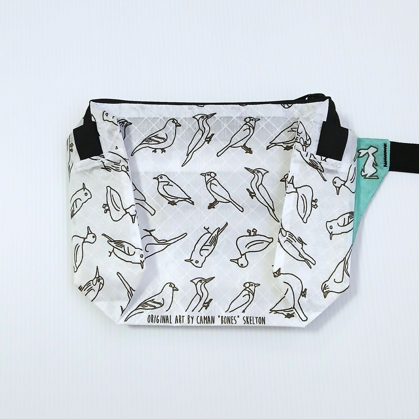 High Tail Designs The Ultralight Fanny Pack ファニーパック For The Birds 白地に黒の線画で小鳥を敷き詰めた柄の正面全体と、ミントグリーンのストラップ基部・下端のアーティストクレジット印字の実物写真 - 山道具とULギアのお店 Ascend Lite