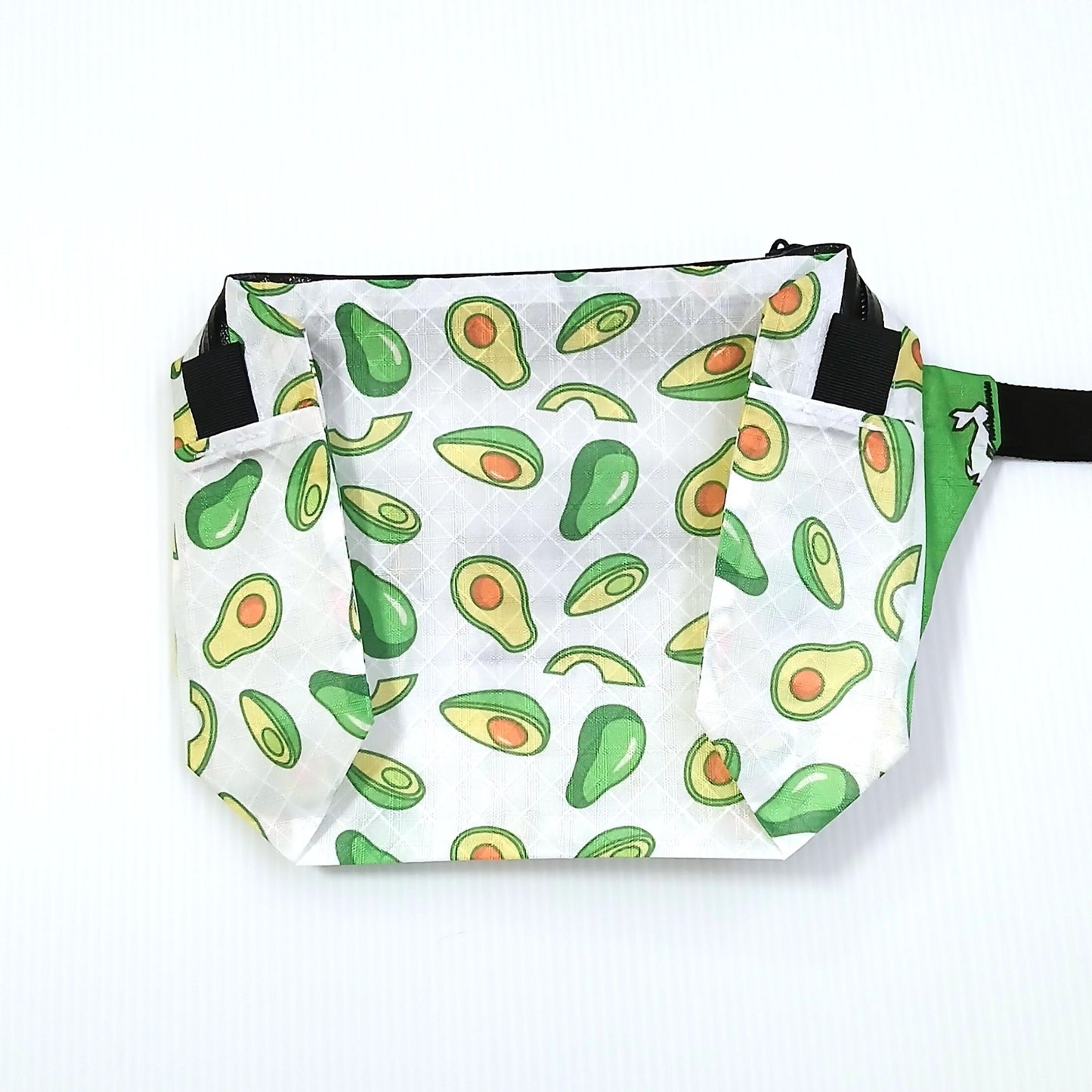 High Tail Designs The Ultralight Fanny Pack ファニーパック Dirty Avocado 白地にアボカドの断面と実を散りばめた柄の正面全体と、グリーンのストラップ基部の実物写真 - 山道具とULギアのお店 Ascend Lite