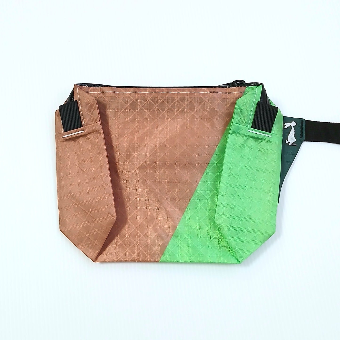 High Tail Designs The Ultralight Fanny Pack ファニーパック Park テラコッタブラウンとグリーンを斜めに切り替えた配色の正面全体と、深緑のストラップ基部の実物写真 - 山道具とULギアのお店 Ascend Lite