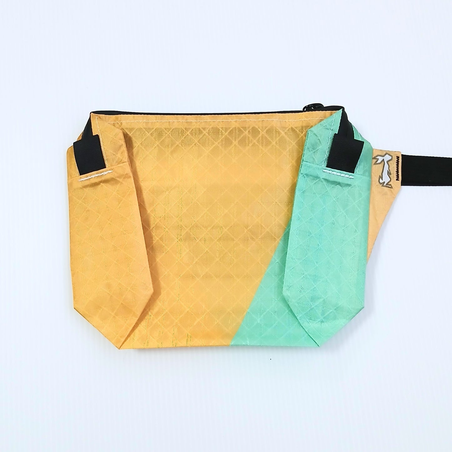 High Tail Designs The Ultralight Fanny Pack ファニーパック Canary Seafoam イエロー本体とミントグリーンの右サイドポケットを斜めに切り替えた配色の正面全体の実物写真 - 山道具とULギアのお店 Ascend Lite