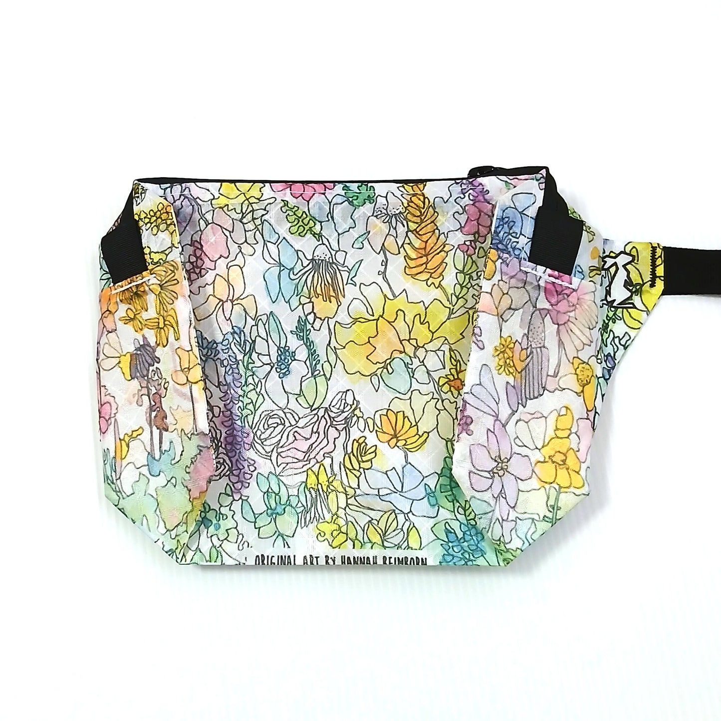 High Tail Designs The Ultralight Fanny Pack ファニーパック Wildflowers（Hannah Beimborn） 白地に黒の線画と淡い黄・紫・ピンクの彩色で野の花を一面に敷き詰めた柄の正面全体と、イエローのストラップ基部の実物写真 - 山道具とULギアのお店 Ascend Lite