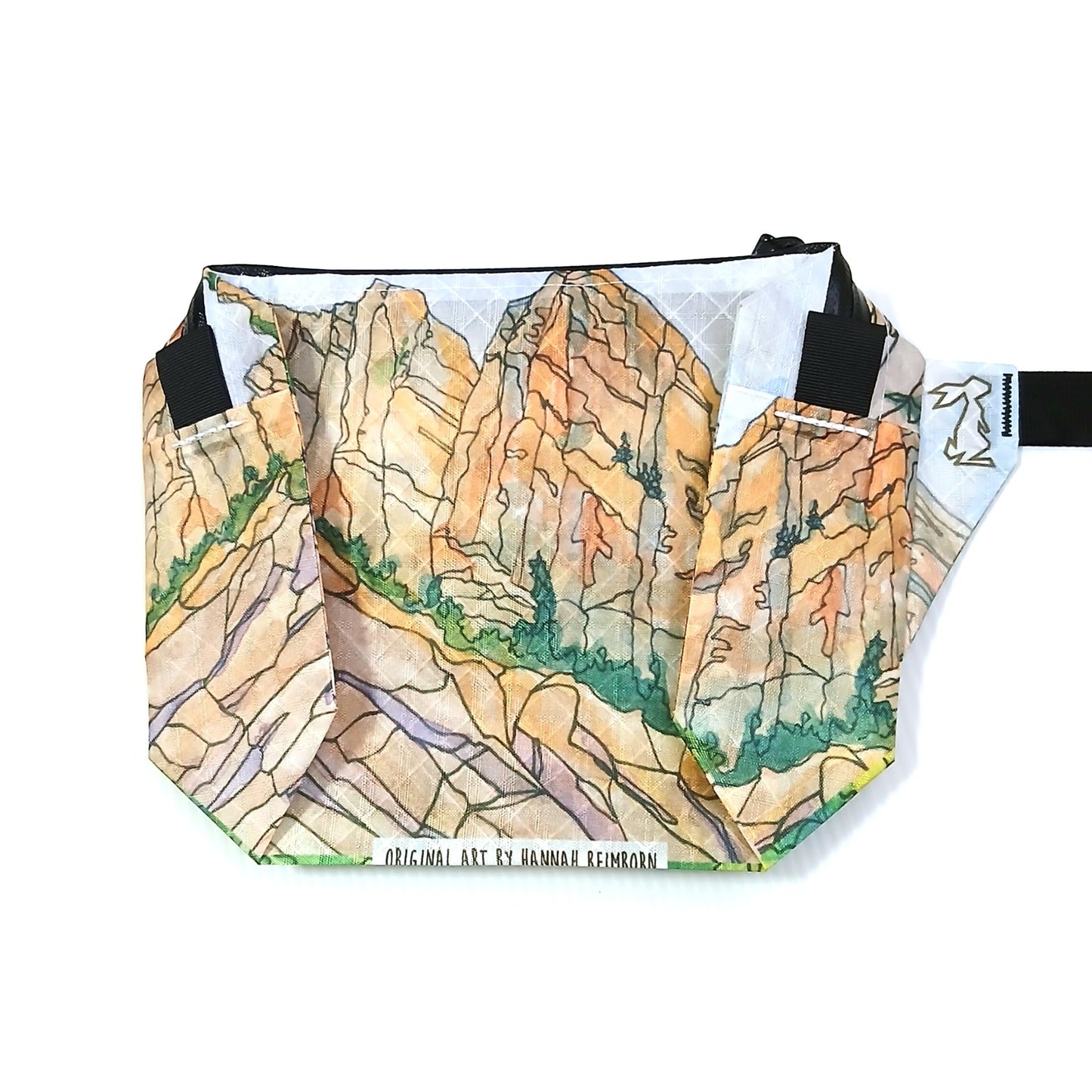 High Tail Designs The Ultralight Fanny Pack ファニーパック Eldorado Canyon（Hannah Beimborn） タンからオレンジの岩壁がそそり立つ渓谷を水彩線画で描いた柄の正面全体と、白い空を背にした岩肌・下端のアーティストクレジット印字の実物写真 - 山道具とULギアのお店 Ascend Lite
