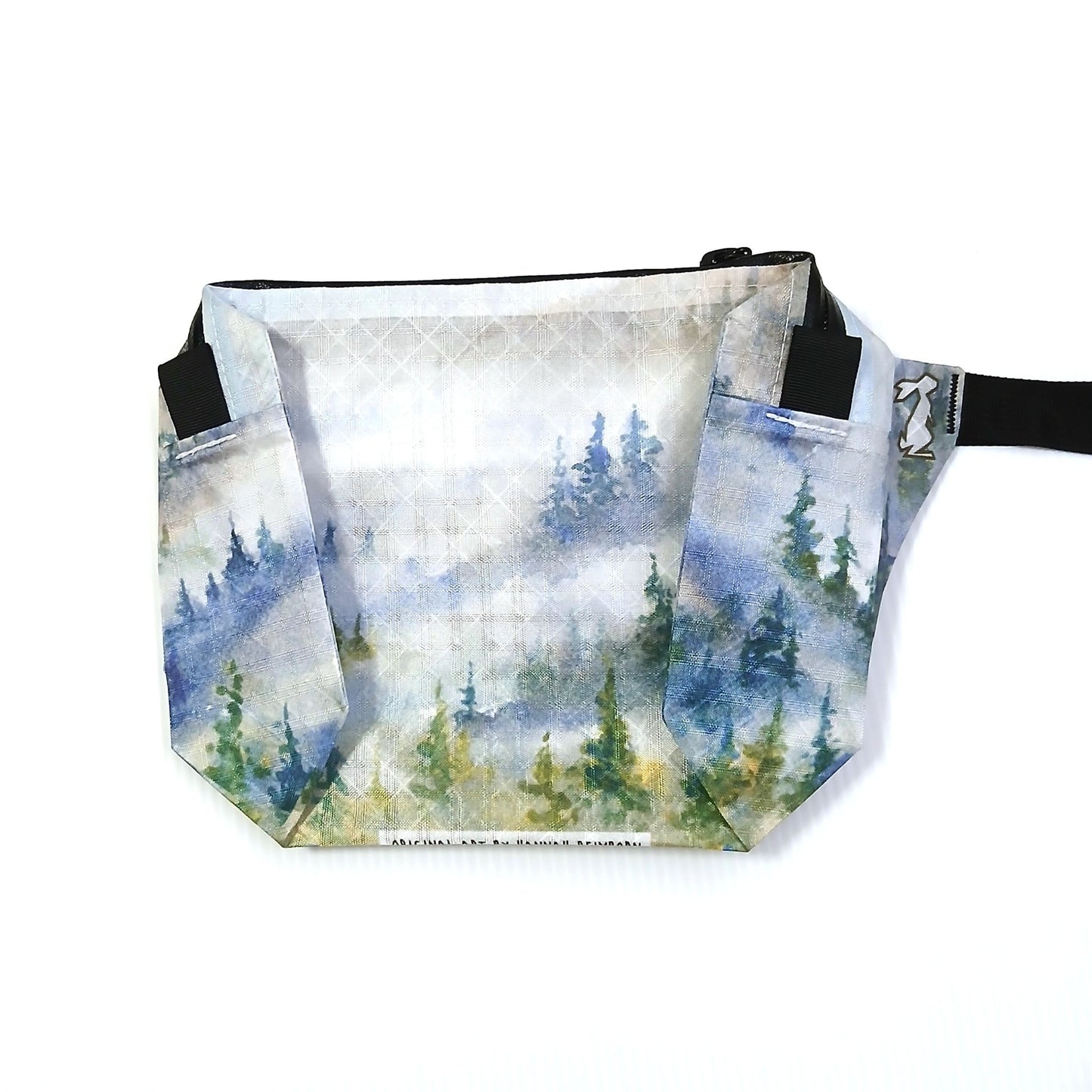High Tail Designs The Ultralight Fanny Pack ファニーパック Foggy Forest（Hannah Beimborn） 青灰色の霧に沈む針葉樹の森をにじみの強い水彩で描いた柄の正面全体と、輪郭のぼけた樹影・上端の黒いジッパーの実物写真 - 山道具とULギアのお店 Ascend Lite