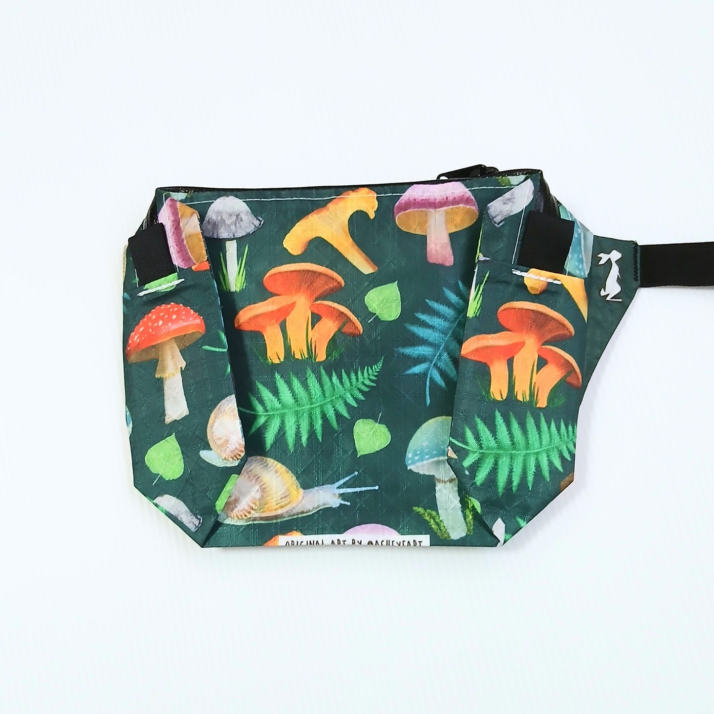 High Tail Designs The Ultralight Fanny Pack ファニーパック Forest Mushroom（Ash Ryan） 深緑地に赤・オレンジ・ピンクのキノコとシダの葉、カタツムリを写実的に描いた柄の正面全体と、下端のアーティストクレジット印字の実物写真 - 山道具とULギアのお店 Ascend Lite