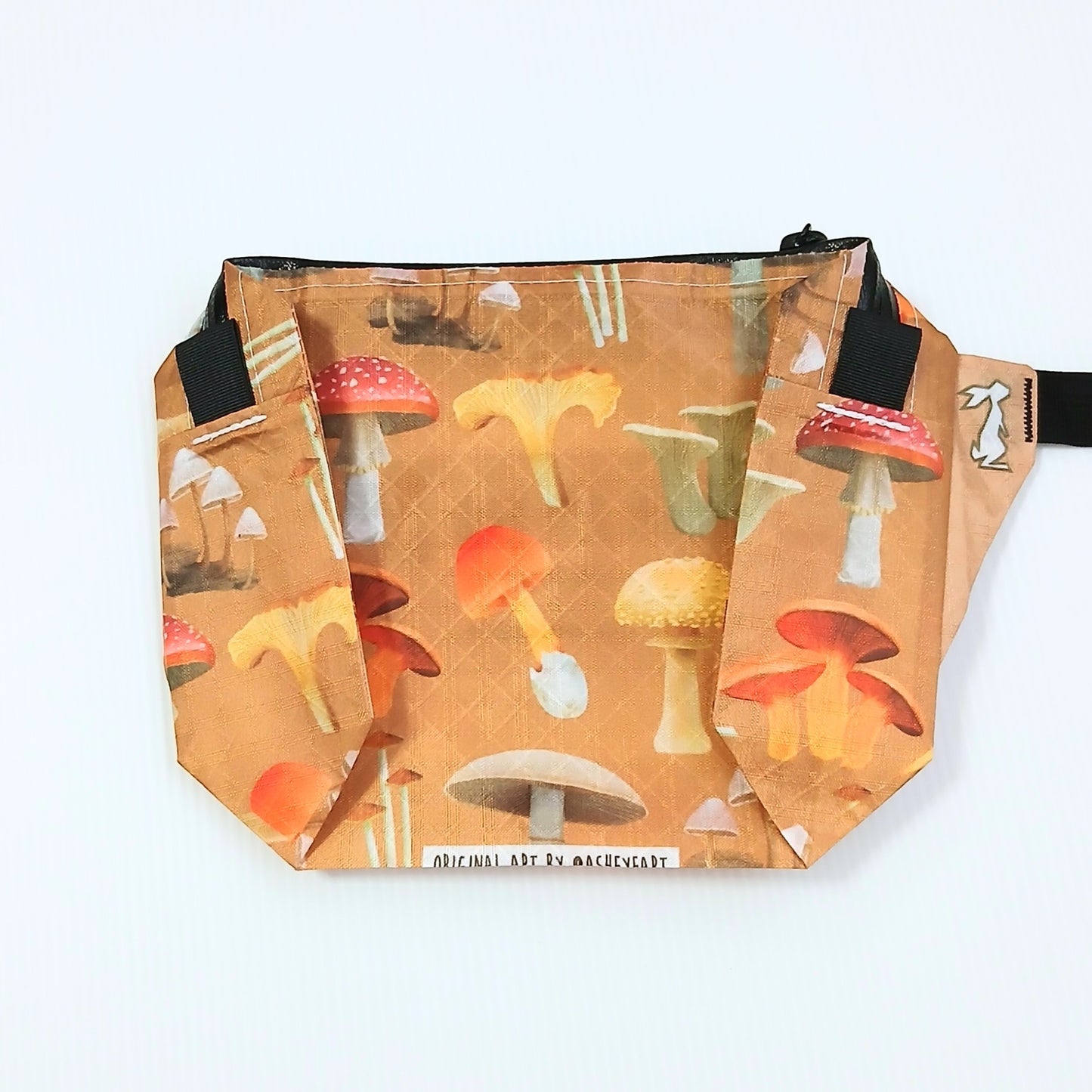 High Tail Designs The Ultralight Fanny Pack ファニーパック Botany Poster（Ash Ryan） タン地に赤や黄のキノコを散りばめた柄の正面全体と両サイドの立体ポケット、下端のアーティストクレジット印字の実物写真 - 山道具とULギアのお店 Ascend Lite