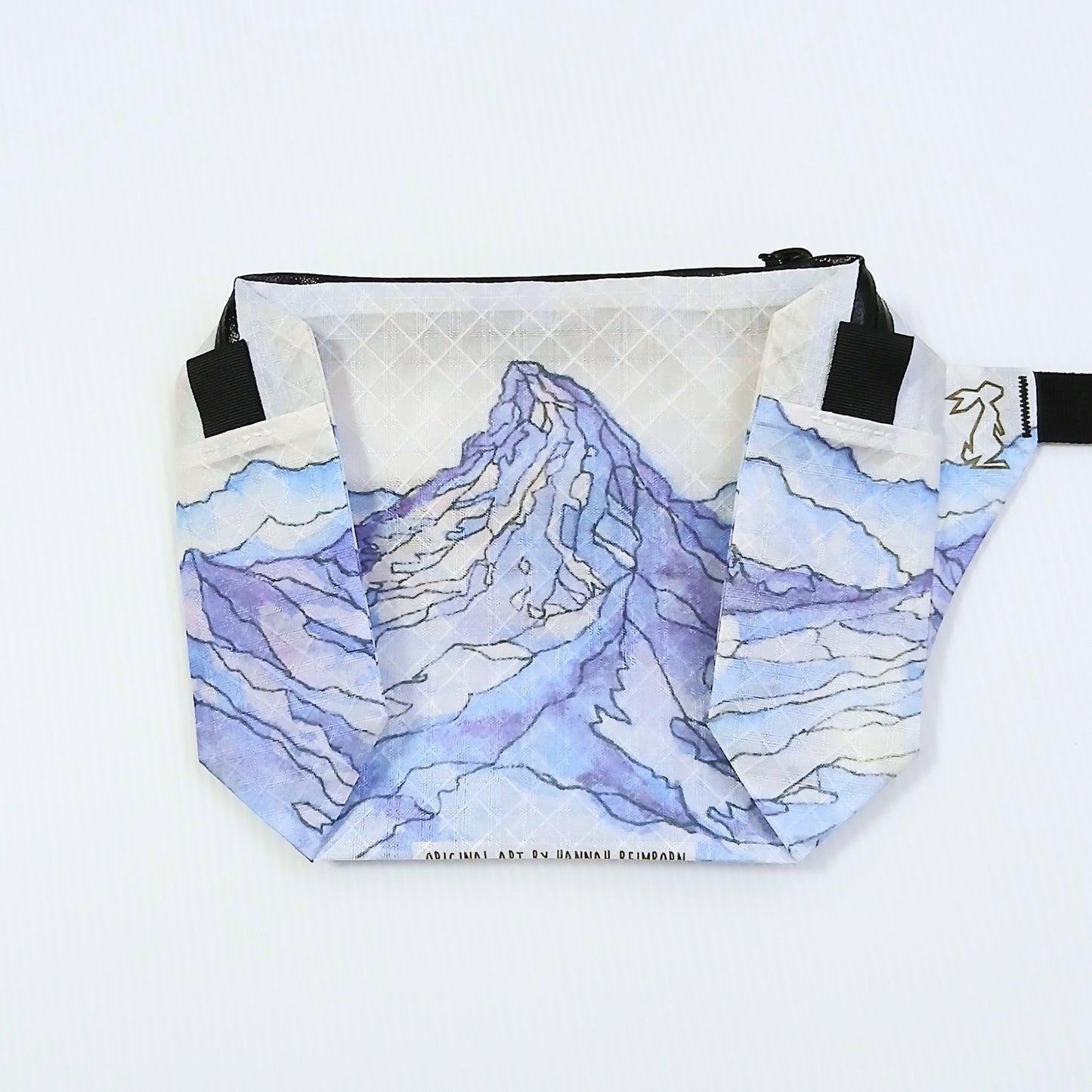 High Tail Designs The Ultralight Fanny Pack ファニーパック Snow Peak（Hannah Beimborn） 白地に青紫の雪山が中央にそびえ左右へ稜線が連なる柄の正面全体と、白い空・下端のアーティストクレジット印字の実物写真 - 山道具とULギアのお店 Ascend Lite