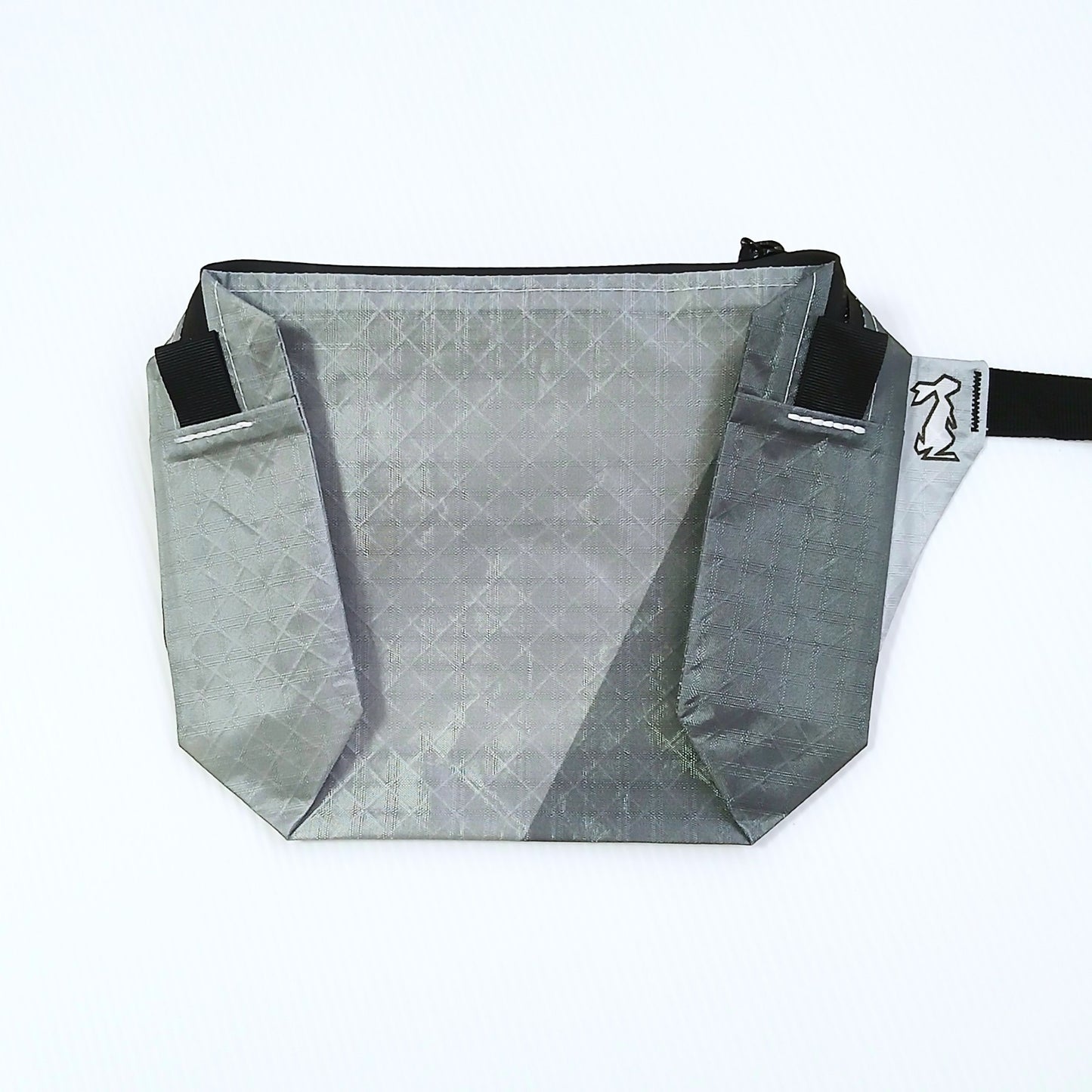 High Tail Designs The Ultralight Fanny Pack ファニーパック Tombstone 淡いグレー無地の正面全体と、やや濃いグレーの右サイドポケットとの切り替えがわかる実物写真 - 山道具とULギアのお店 Ascend Lite