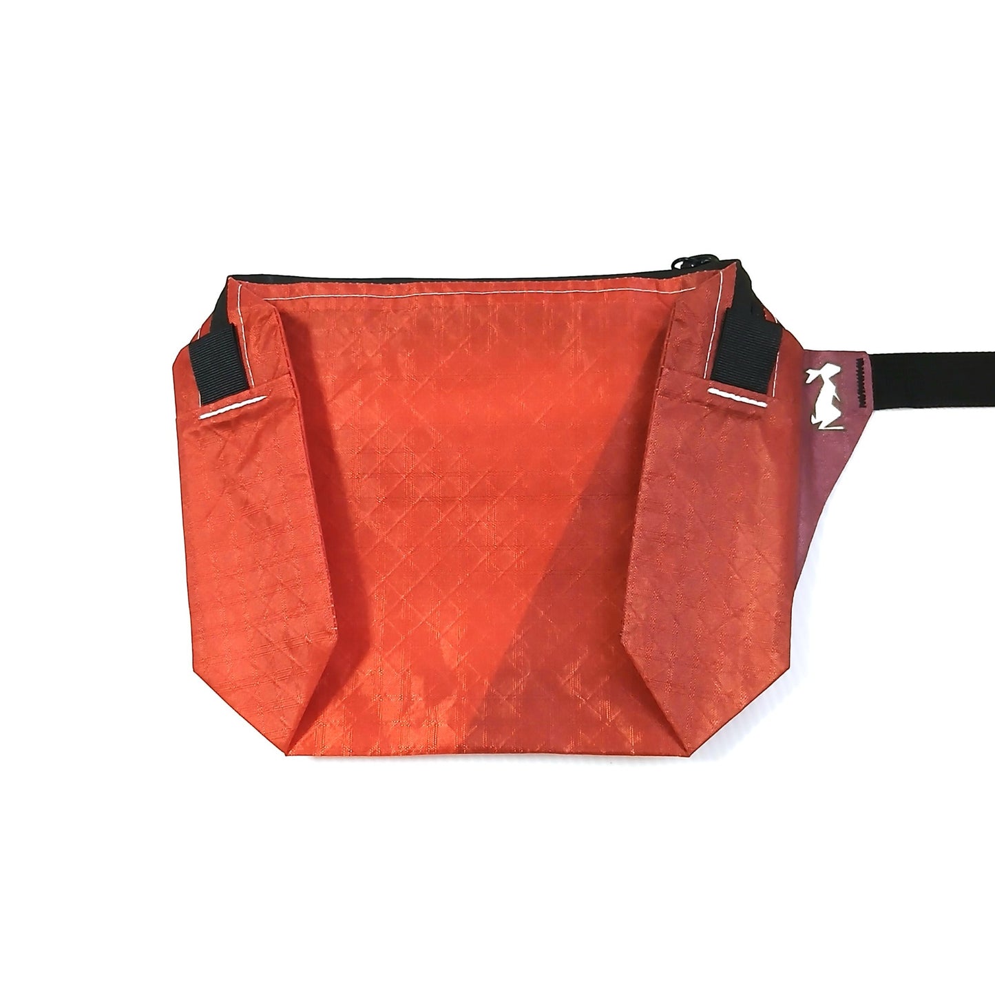 High Tail Designs The Ultralight Fanny Pack ファニーパック Canyonlands バーントオレンジ無地の正面全体。角底で箱形に立ち上がるシルエットと両サイドポケットの実物写真 - 山道具とULギアのお店 Ascend Lite