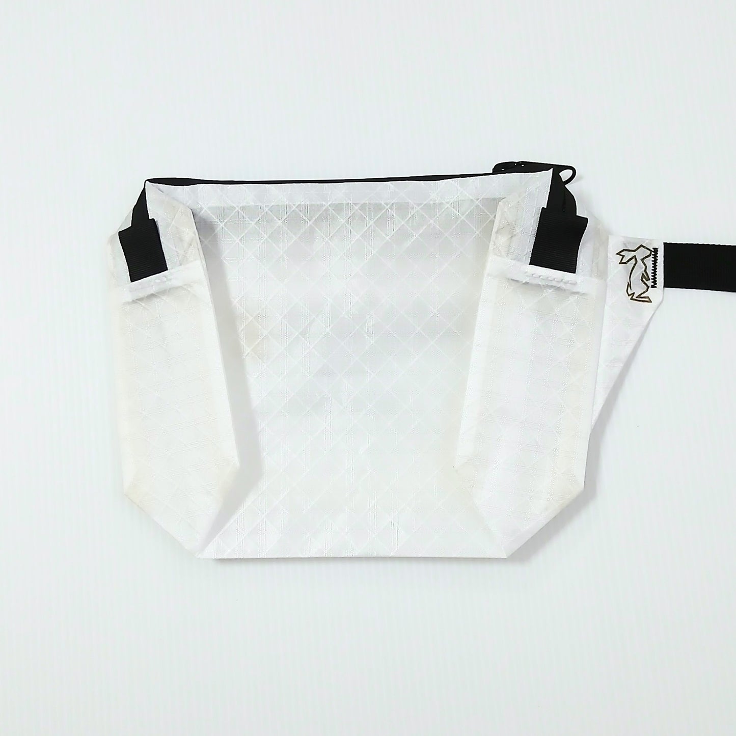 High Tail Designs The Ultralight Fanny Pack ファニーパック Plain 白無地の正面全体。斜め格子のリップストップ織り目と上端のジッパー、両サイドの立体ポケットがわかる実物写真 - 山道具とULギアのお店 Ascend Lite