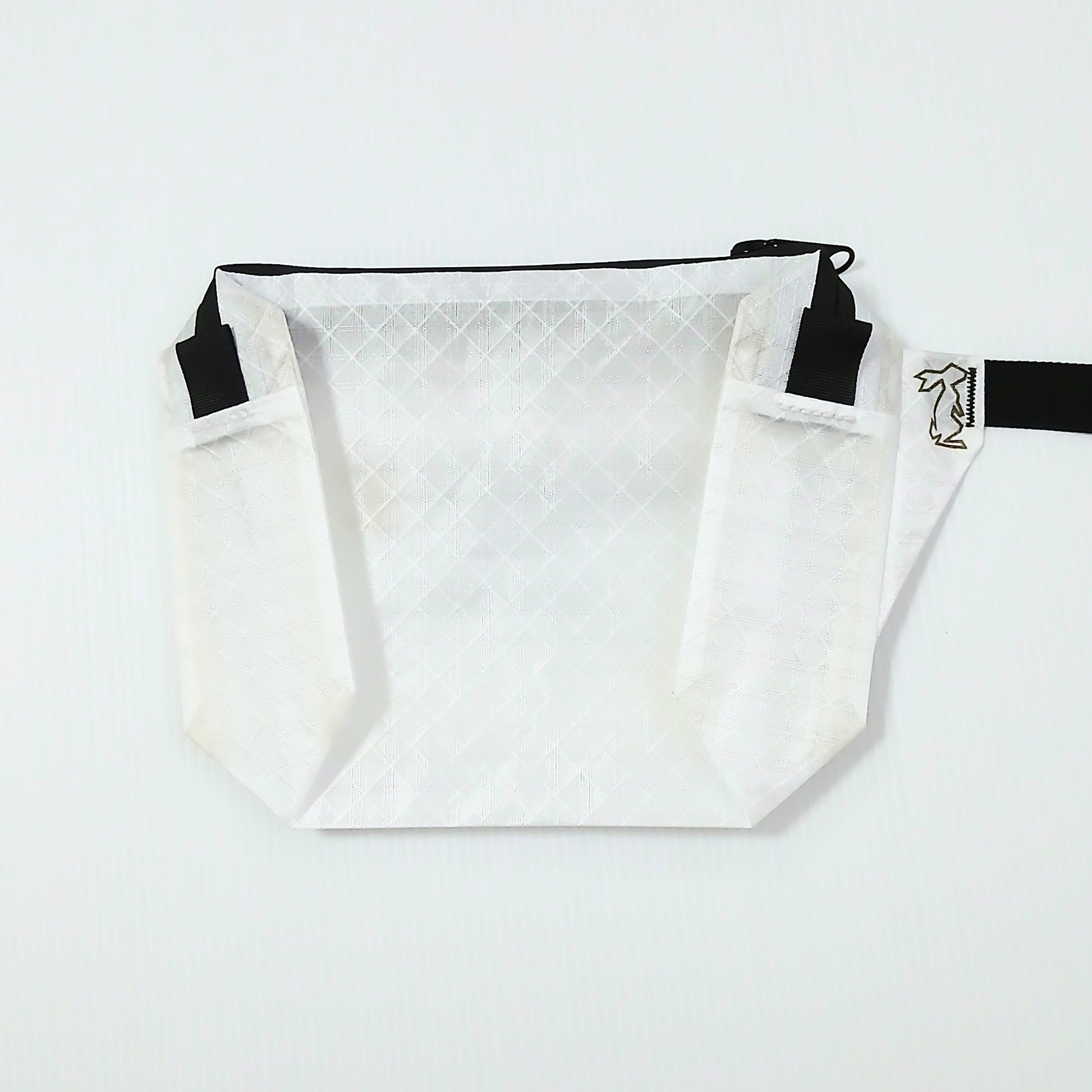 High Tail Designs The Ultralight Fanny Pack ファニーパック Plain 白無地の正面全体。斜め格子のリップストップ織り目と上端のジッパー、両サイドの立体ポケットがわかる実物写真 - 山道具とULギアのお店 Ascend Lite