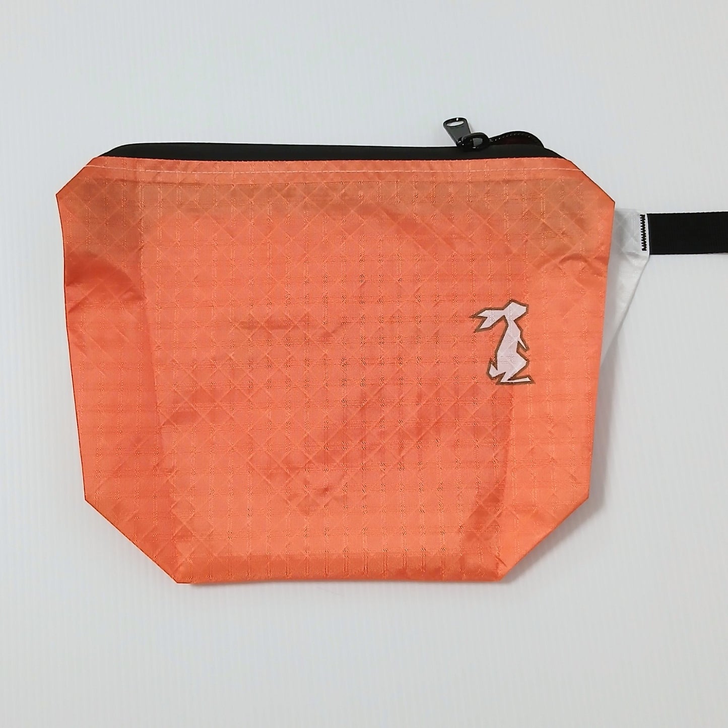 High Tail Designs The Ultralight Fanny Pack v1.5 ファニーパック v1.5 Safety Orange 視認性の高い蛍光オレンジの無地生地に白いウサギのロゴ、黒いジッパープルを写した前面の実物写真 - 山道具とULギアのお店 Ascend Lite