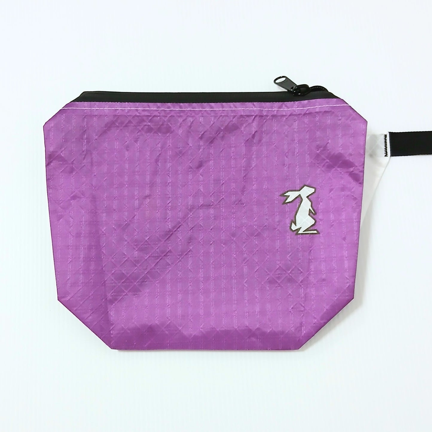 High Tail Designs The Ultralight Fanny Pack v1.5 ファニーパック v1.5 Mulberry マゼンタ寄りの明るい紫の無地生地に白いウサギのロゴ、四隅を落とした八角形シルエットが分かる前面の実物写真 - 山道具とULギアのお店 Ascend Lite