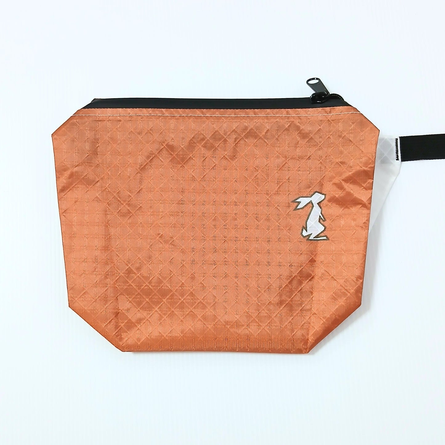 High Tail Designs The Ultralight Fanny Pack v1.5 ファニーパック v1.5 Chestnut 赤みを帯びた栗色（テラコッタ）の無地生地に白いウサギのロゴ、上端に黒いジッパーテープが走る前面の実物写真 - 山道具とULギアのお店 Ascend Lite
