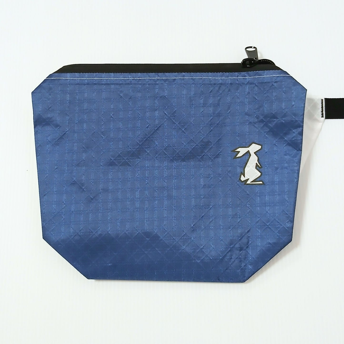 High Tail Designs The Ultralight Fanny Pack v1.5 ファニーパック v1.5 Pack Washed Denim 濃紺のデニム調生地に白いウサギのロゴ、右脇に黒いウェビングストラップが伸びる前面の実物写真 - 山道具とULギアのお店 Ascend Lite