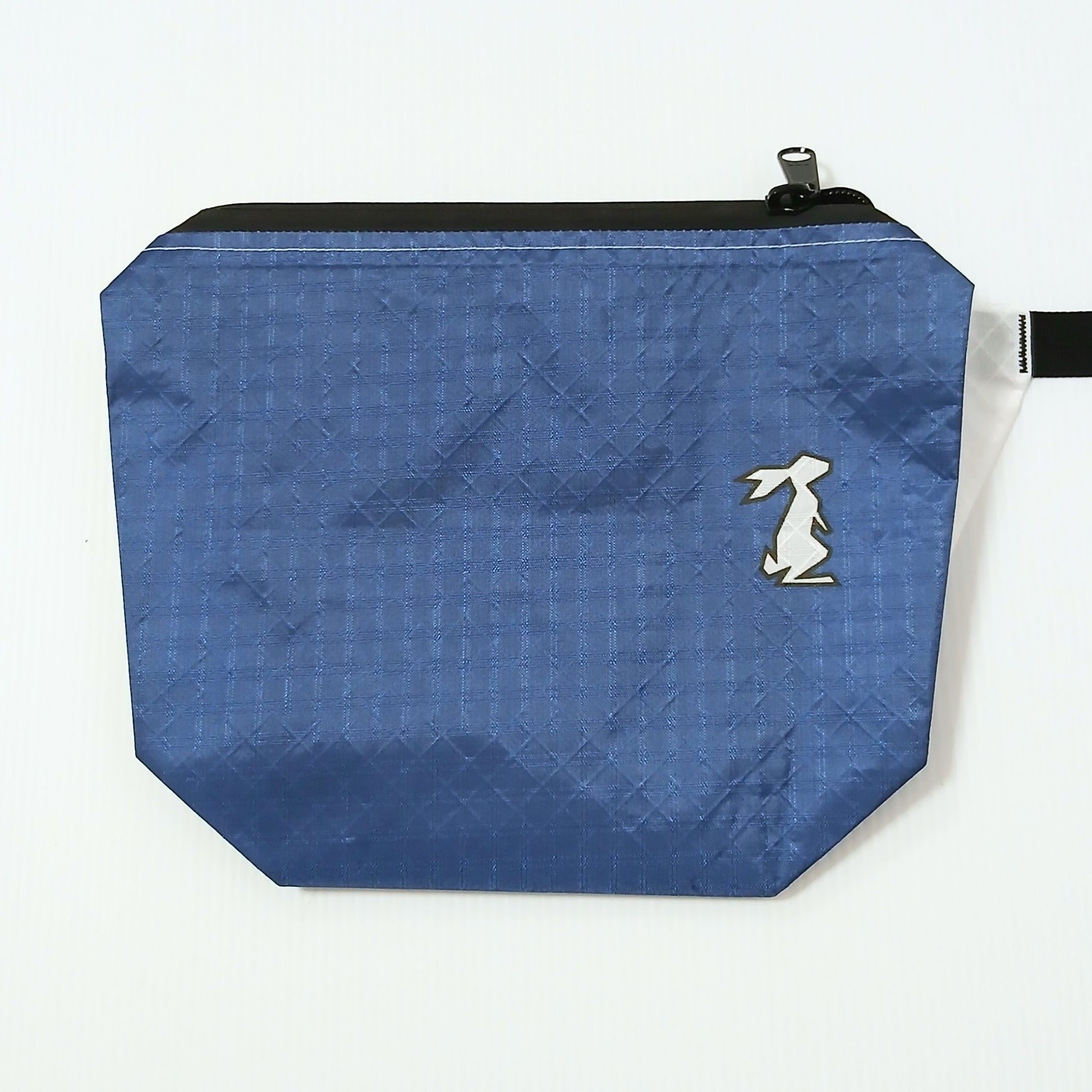 High Tail Designs The Ultralight Fanny Pack v1.5 ファニーパック v1.5 Pack Washed Denim 濃紺のデニム調生地に白いウサギのロゴ、右脇に黒いウェビングストラップが伸びる前面の実物写真 - 山道具とULギアのお店 Ascend Lite