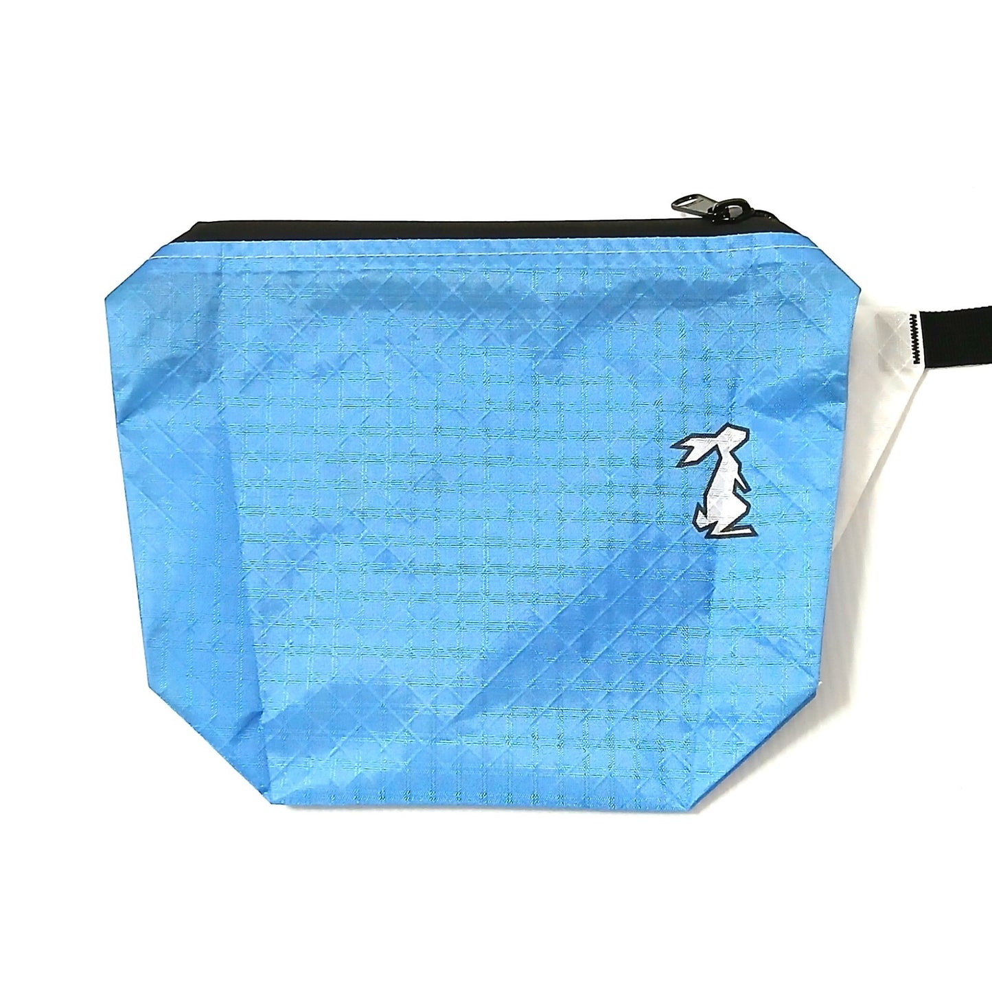 High Tail Designs The Ultralight Fanny Pack v1.5 ファニーパック v1.5 Cerulean Blue 鮮やかな水色の生地に斜めの補強グリッドが透け、白いウサギのロゴを配した前面の実物写真 - 山道具とULギアのお店 Ascend Lite