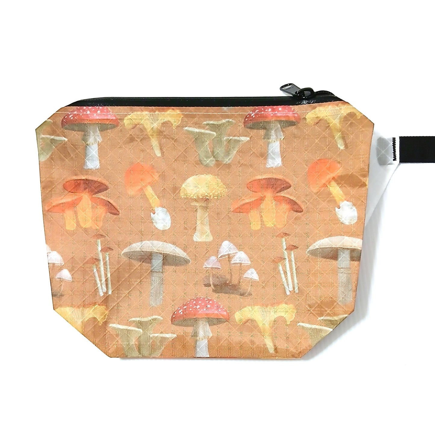 High Tail Designs The Ultralight Fanny Pack v1.5 ファニーパック v1.5 Botany Poster（Ash Ryan） テラコッタ色の地に赤い水玉のキノコやアンズタケ、白い傘のキノコを図鑑のように整列させた水彩ボタニカル柄と黒いジッパーの実物写真 - 山道具とULギアのお店 Ascend Lite