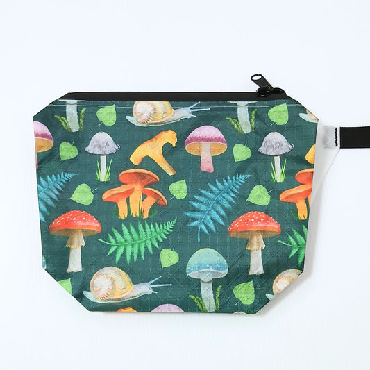 High Tail Designs The Ultralight Fanny Pack v1.5 ファニーパック v1.5 Forest Mushroom（Ash Ryan） 深緑地に赤い水玉のキノコやオレンジのアンズタケ、シダの葉とカタツムリを水彩調に敷き詰めた前面と黒いジッパーの実物写真 - 山道具とULギアのお店 Ascend Lite