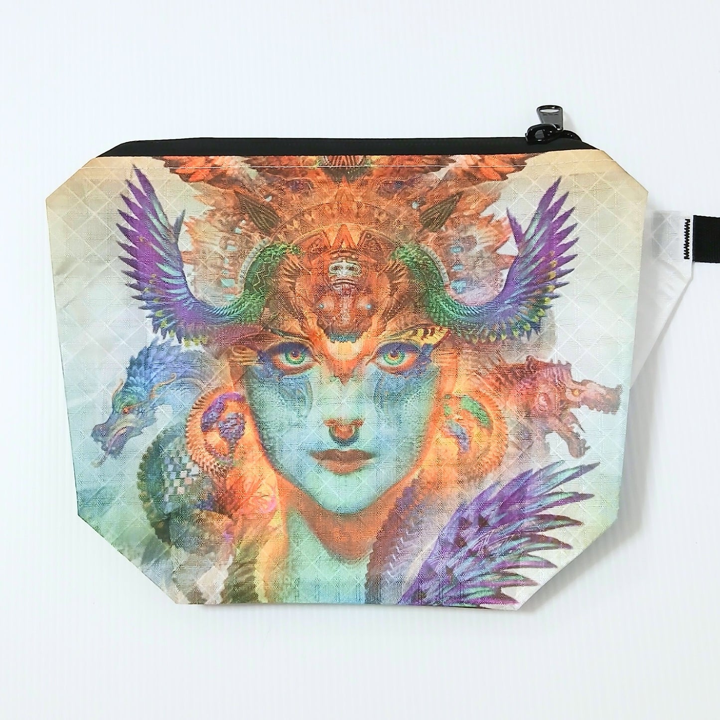 High Tail Designs The Ultralight Fanny Pack v1.5 ファニーパック v1.5 Dharma Dragon（Android Jones） 青緑の肌の女神の顔を中心に、装飾的な冠と紫や緑の翼、左右のドラゴンの頭が緻密に重なる極彩色デジタルアートの前面実物写真 - 山道具とULギアのお店 Ascend Lite