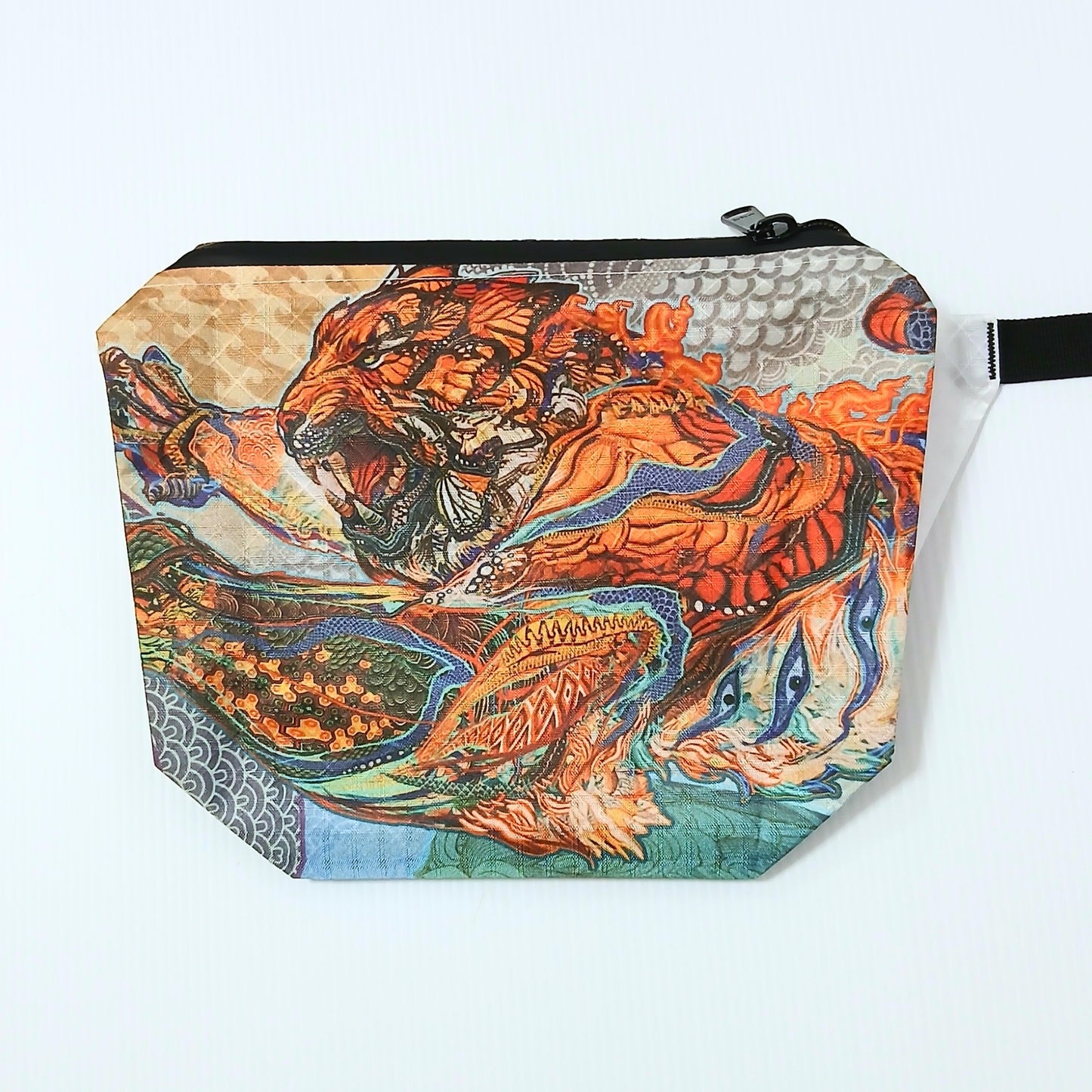 High Tail Designs The Ultralight Fanny Pack v1.5 ファニーパック v1.5 Tiger Swallow Tail（Android Jones） 咆哮する橙色のトラと蝶の翅が融合し、青海波や市松の和柄地文と絡み合う緻密なデジタルアートを写した前面の実物写真 - 山道具とULギアのお店 Ascend Lite