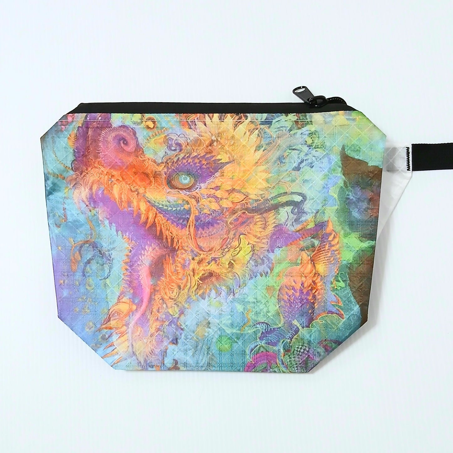 High Tail Designs The Ultralight Fanny Pack v1.5 ファニーパック v1.5 Humming Dragon（Android Jones） 淡い水色と紫の背景にオレンジと黄金色の東洋風ドラゴンが渦を巻き、翡翠色の眼が光るデジタルアートを写した前面の実物写真 - 山道具とULギアのお店 Ascend Lite