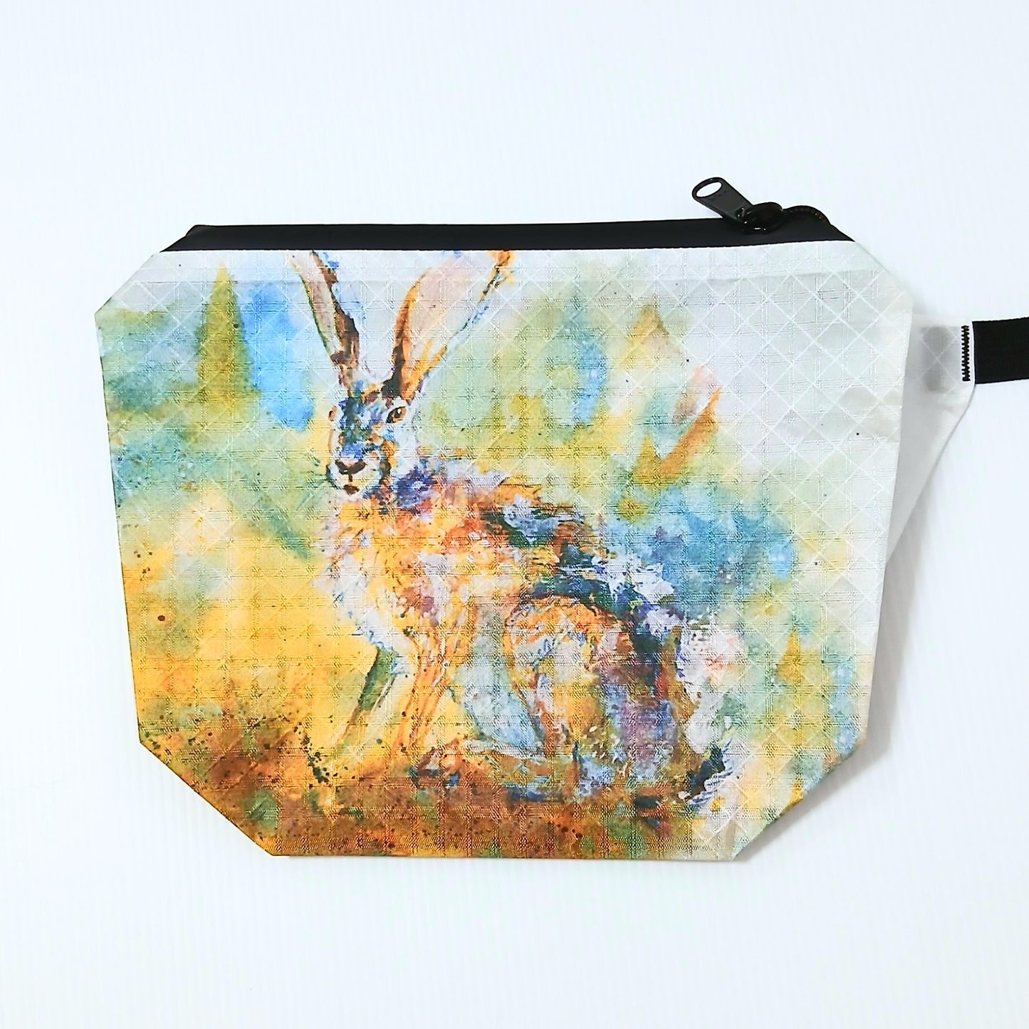 High Tail Designs The Ultralight Fanny Pack v1.5 ファニーパック v1.5 Jackrabbit（Andrew Marshall） 長い耳を立てたノウサギが正面を向いて座る水彩画を、青と黄土色に滲む草地とともに配した前面の実物写真 - 山道具とULギアのお店 Ascend Lite